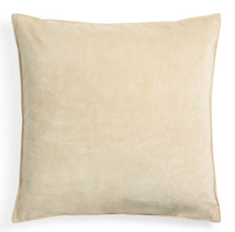Beige Samt Kissen 50x50 cm von Ethnicraft: Quadratisches Dekokissen aus weichem Samtstoff für Wohnzimmer und Schlafzimmer.