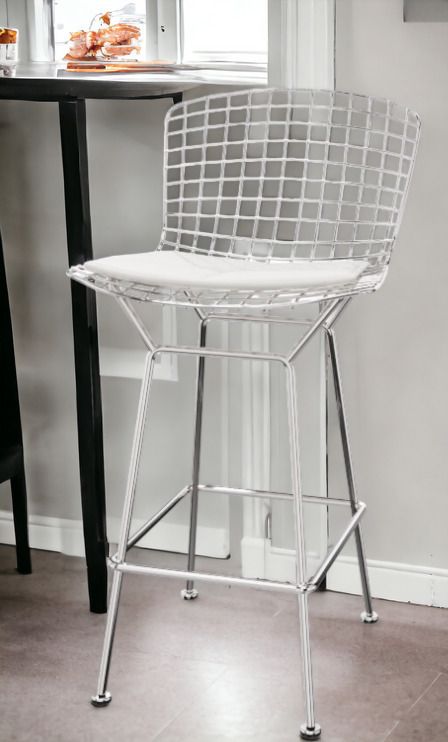 Silberner Bertoia Barhocker mit weißem Sitzkissen von Knoll International, modernes Design für Thekenhöhe.