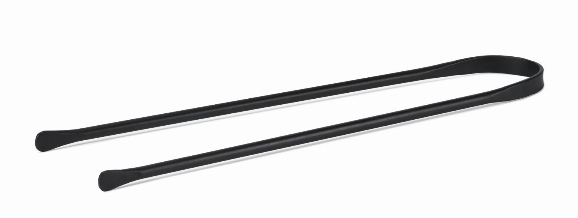 Schwarze Grillzange von Philippi für Feuerschale und Grillplatte, Teil des Flames Komplettsets.