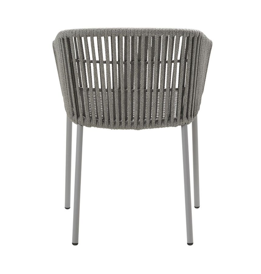Rückansicht des Cane-Line Moments Sessels mit grauem Seilgeflecht und Aluminiumbeinen. Gartenmöbel für Terrasse.