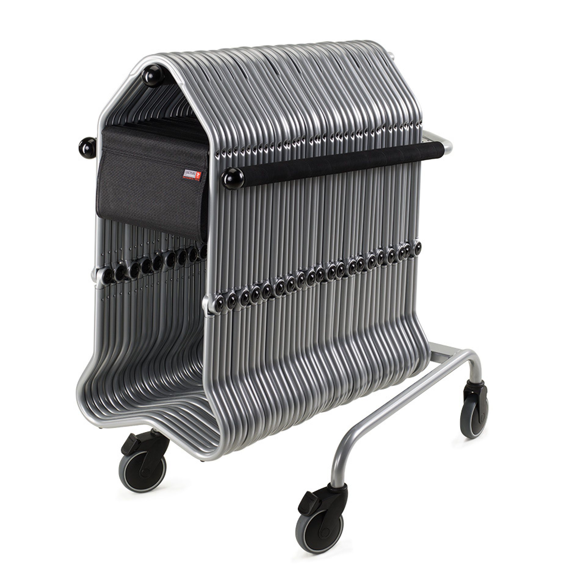 New York Museumshocker Paket auf Lectus Transportwagen, silberne Hocker gestapelt und transportbereit.