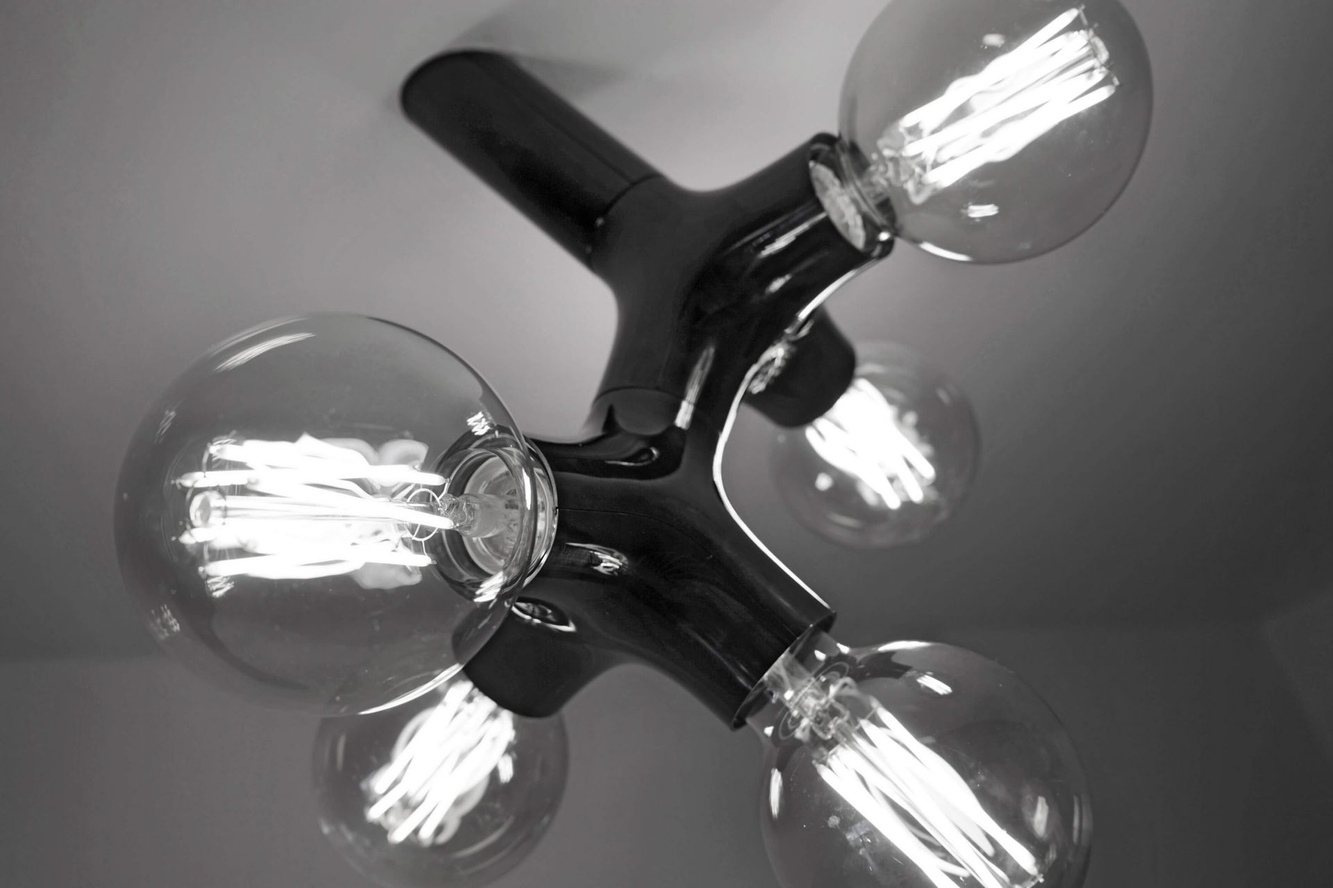 Schwarze DNA Deckenleuchte mit fünf Glühbirnen. Moderne Lampe für Wohnzimmer und Schlafzimmer.