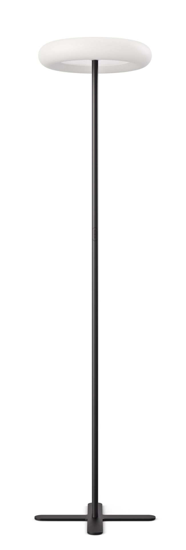 Schwarze Oto Stehleuchte mit Kreuzfuß und runder, weißer Lichtfläche für Büro und Wohnraum.