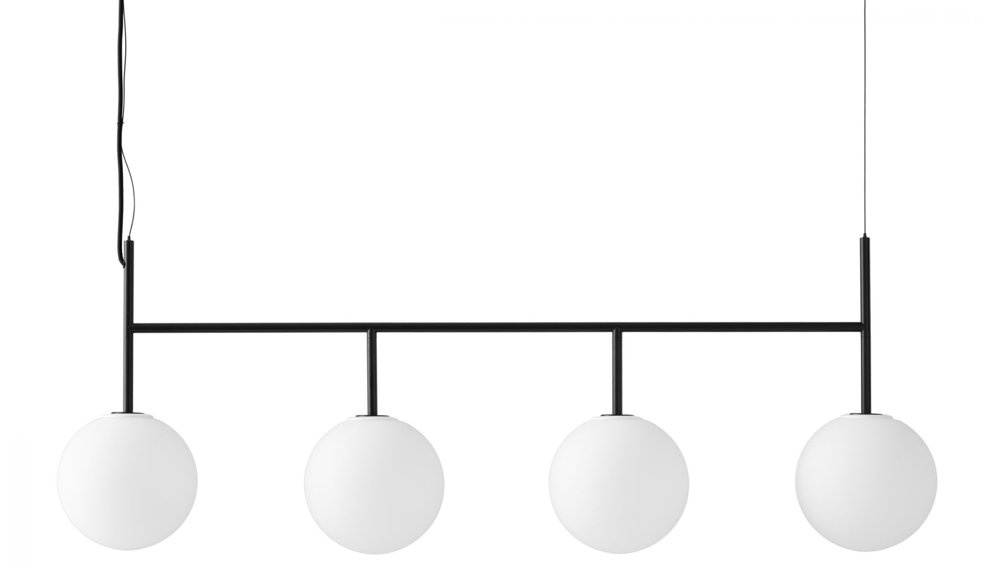 Audo TR Bulb Pendelleuchte mit schwarzem Rahmen und vier runden, weißen Lampenschirmen.