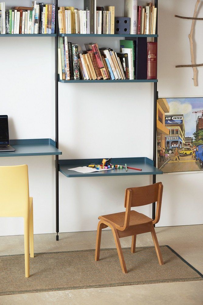 Hay Pier System Regal mit zwei Säulen, Bücher und Schreibtisch in einem modernen Wohnraum.