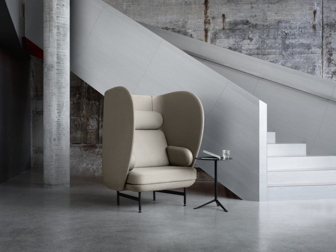 JH1001 Plenum Sessel von Fritz Hansen: Beiger 1-Sitzer mit hoher Rückenlehne und kleinem Beistelltisch.