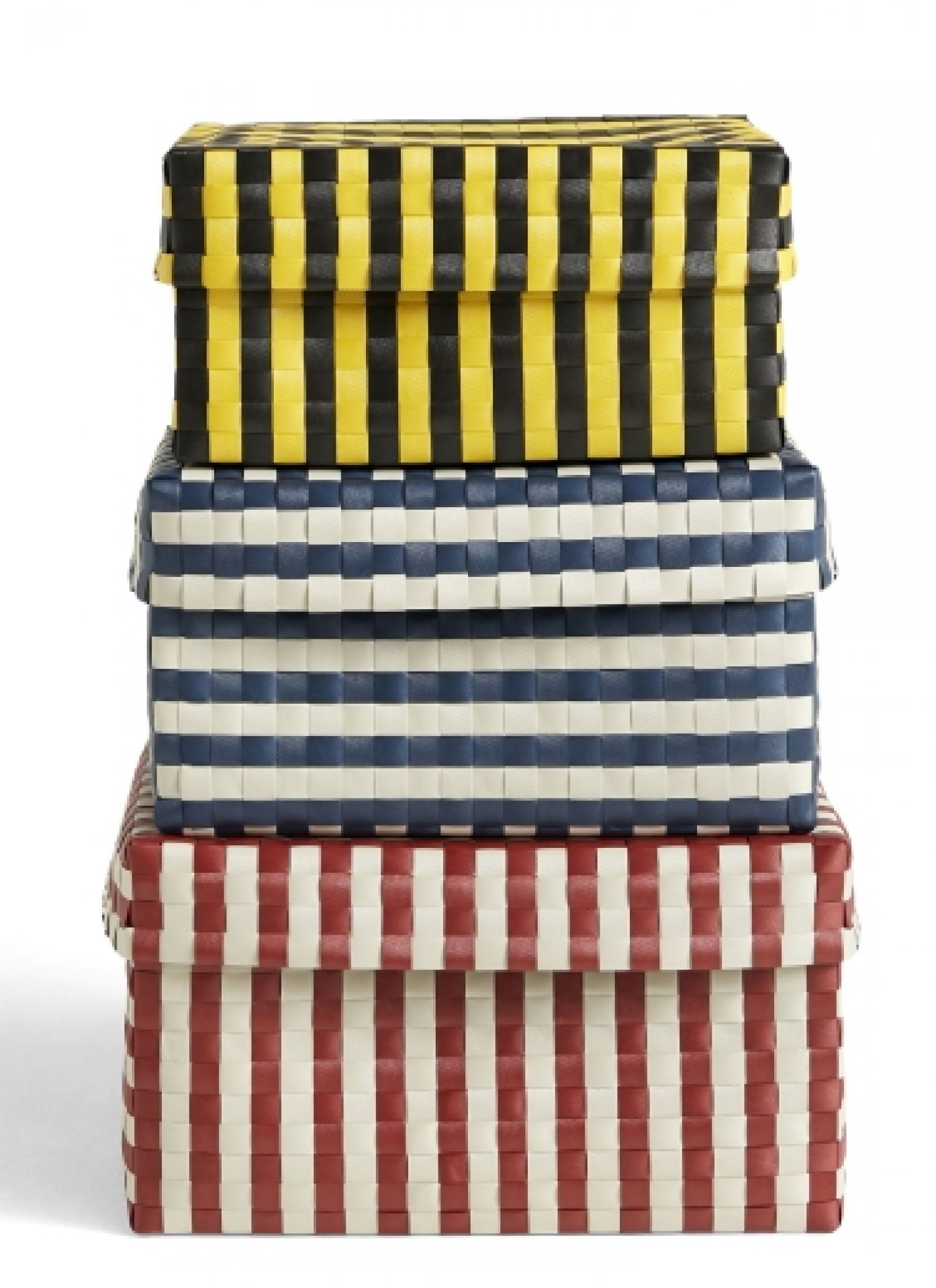 Gestapelte Hay Aufbewahrungsboxen mit Streifenmuster, gelb-schwarz, blau-weiß und rot-weiß, geflochtene Optik.
