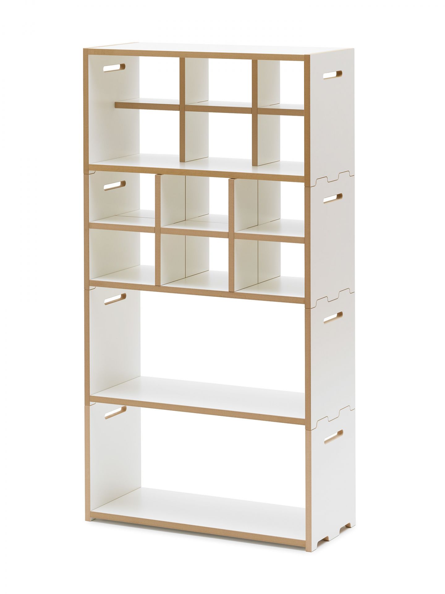 Weißes Tojo Regal mit Fächern und Griffen, ein modernes und flexibles Regalsystem für Wohnräume.