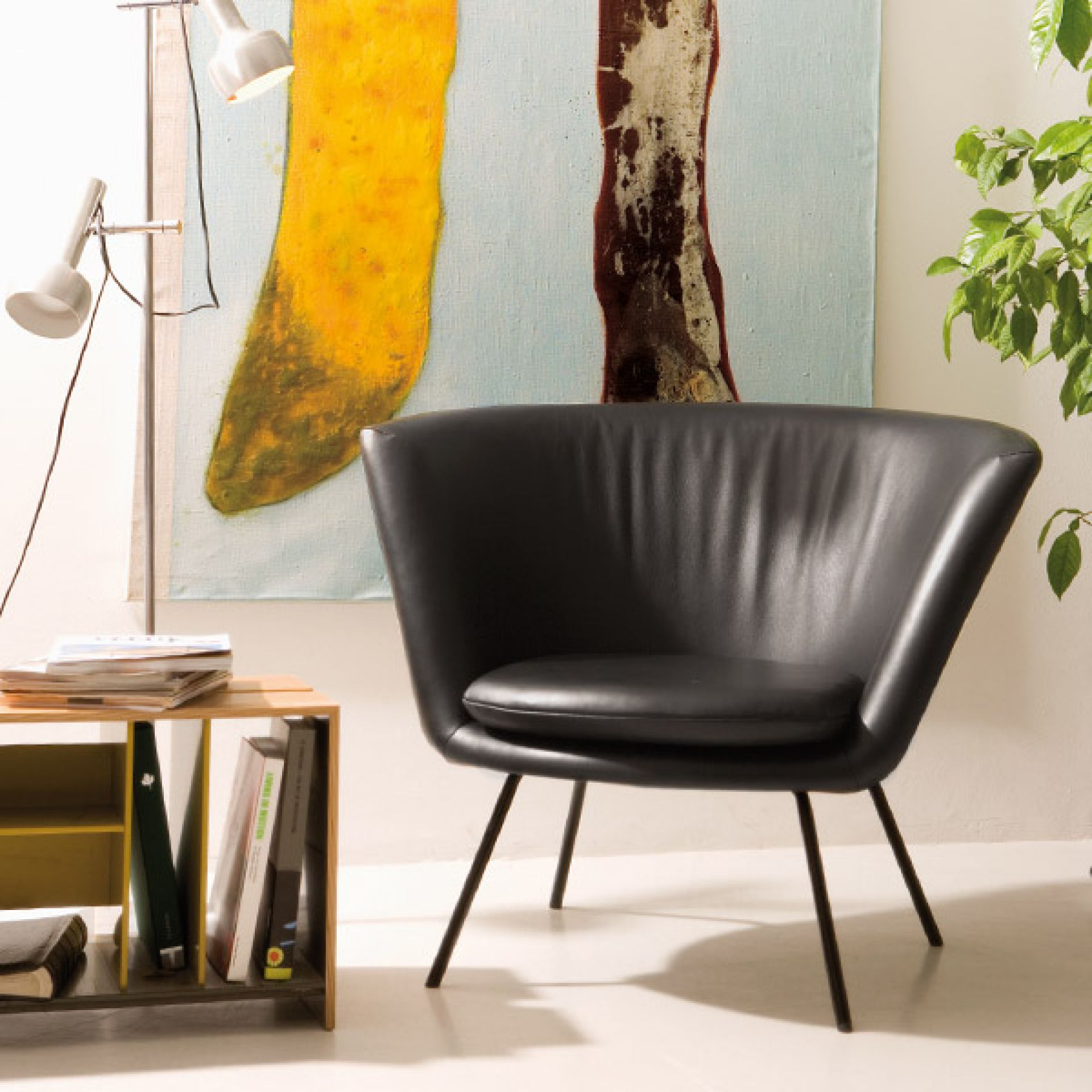 Schwarzer H57 Sessel von Richard Lampert, Ledersessel mit schlanken Beinen, modernes Möbeldesign für Wohnzimmer und Büro.