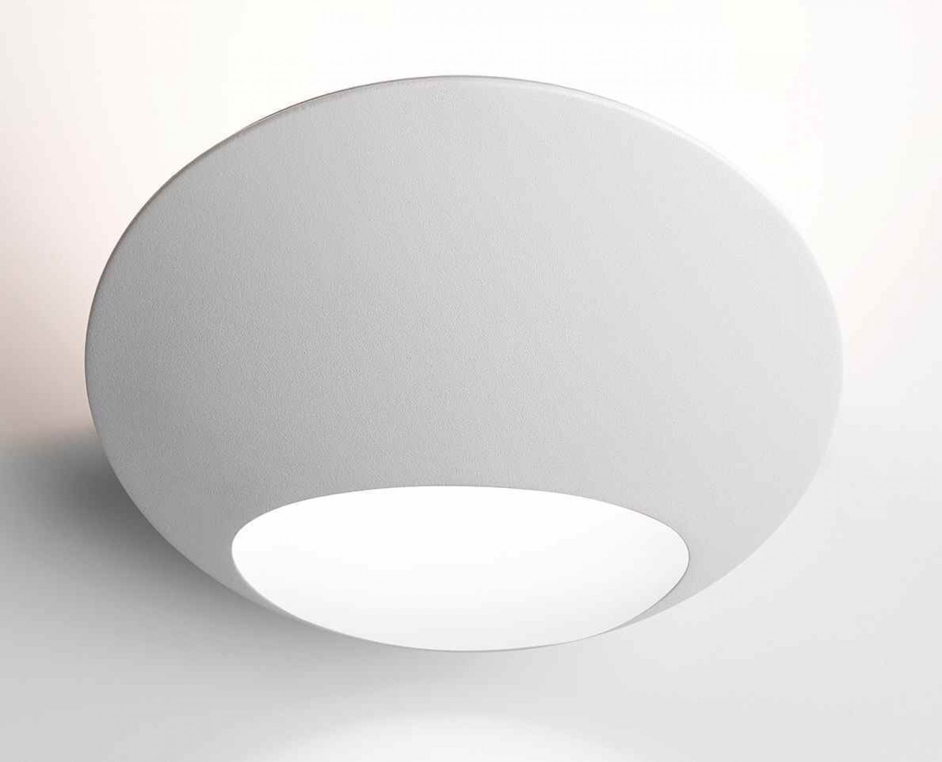 Weiße, runde D90 Garbi Wandleuchte von Luceplan mit warmweißem Licht (3000K).