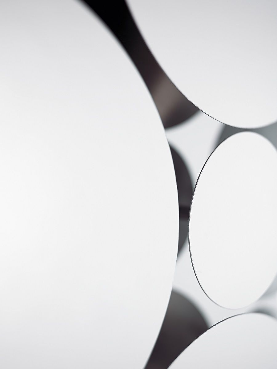 Detailaufnahme des Gagà Lowboards von Opinion Ciatti mit weißen, runden Elementen. Modernes Möbeldesign.