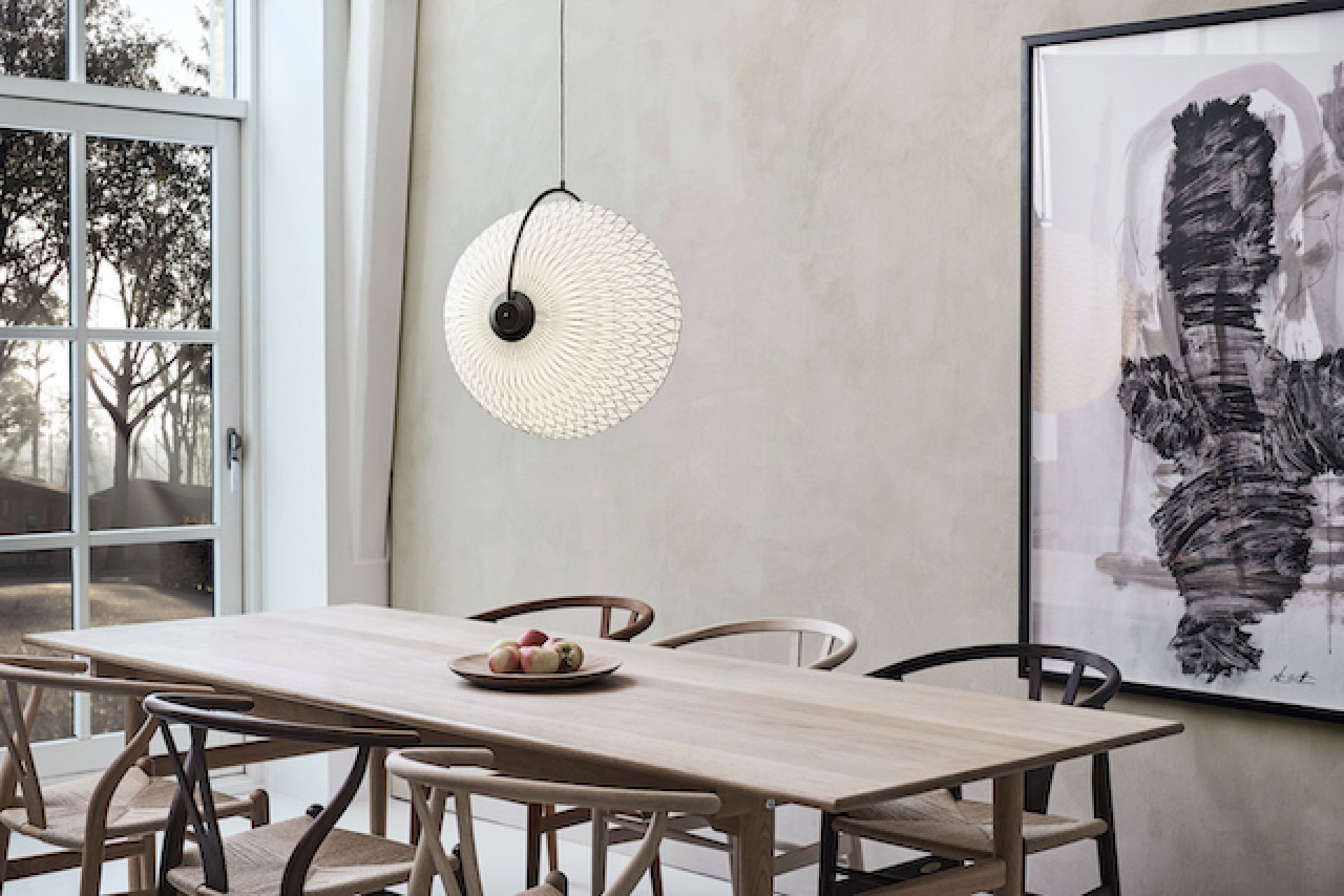 CALEO Pendelleuchte von Le Klint über Esstisch. Design Lampe mit plissiertem Lampenschirm.