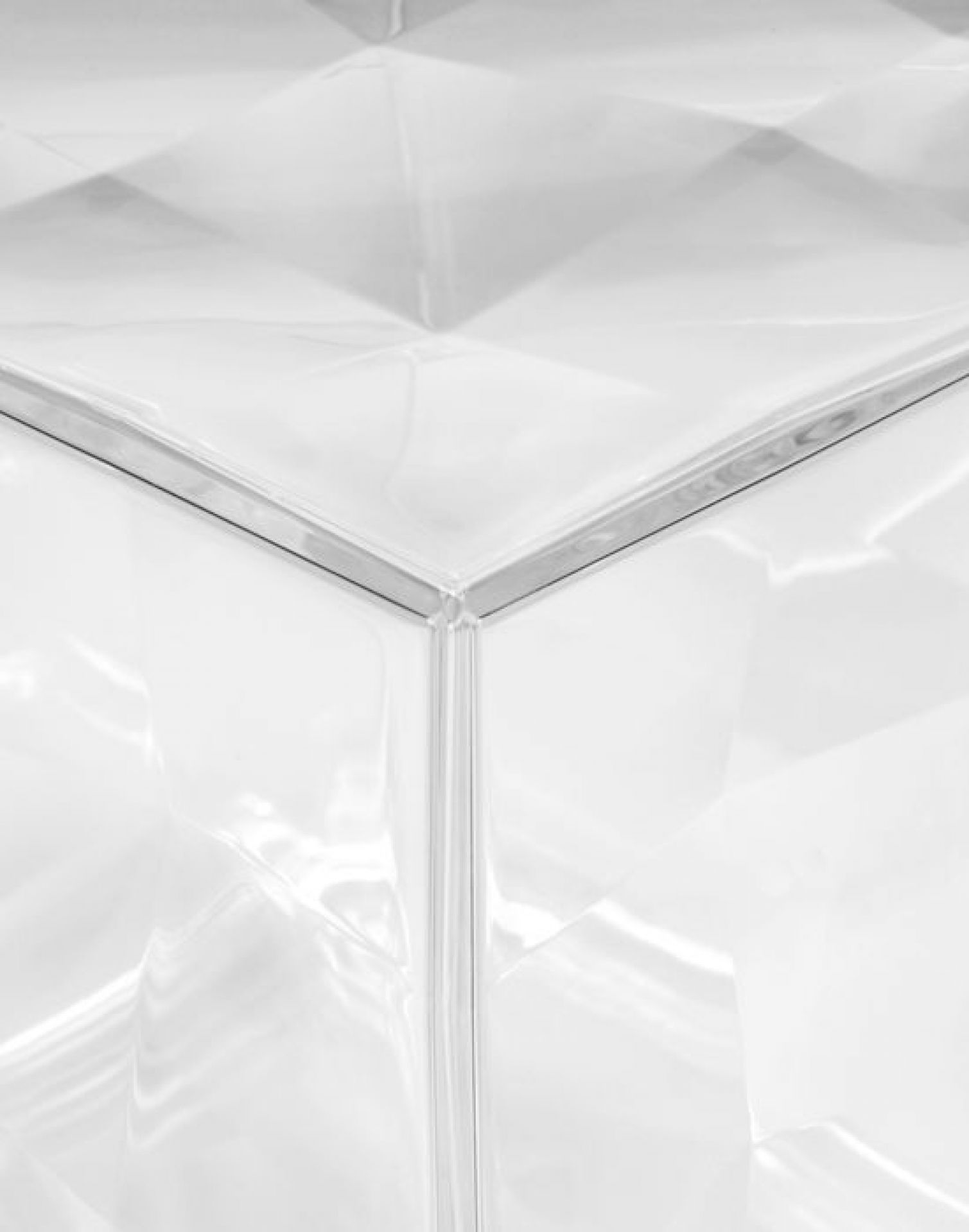 Detailaufnahme des transparenten Kartell Optic Containerkubus mit geometrischem Design.