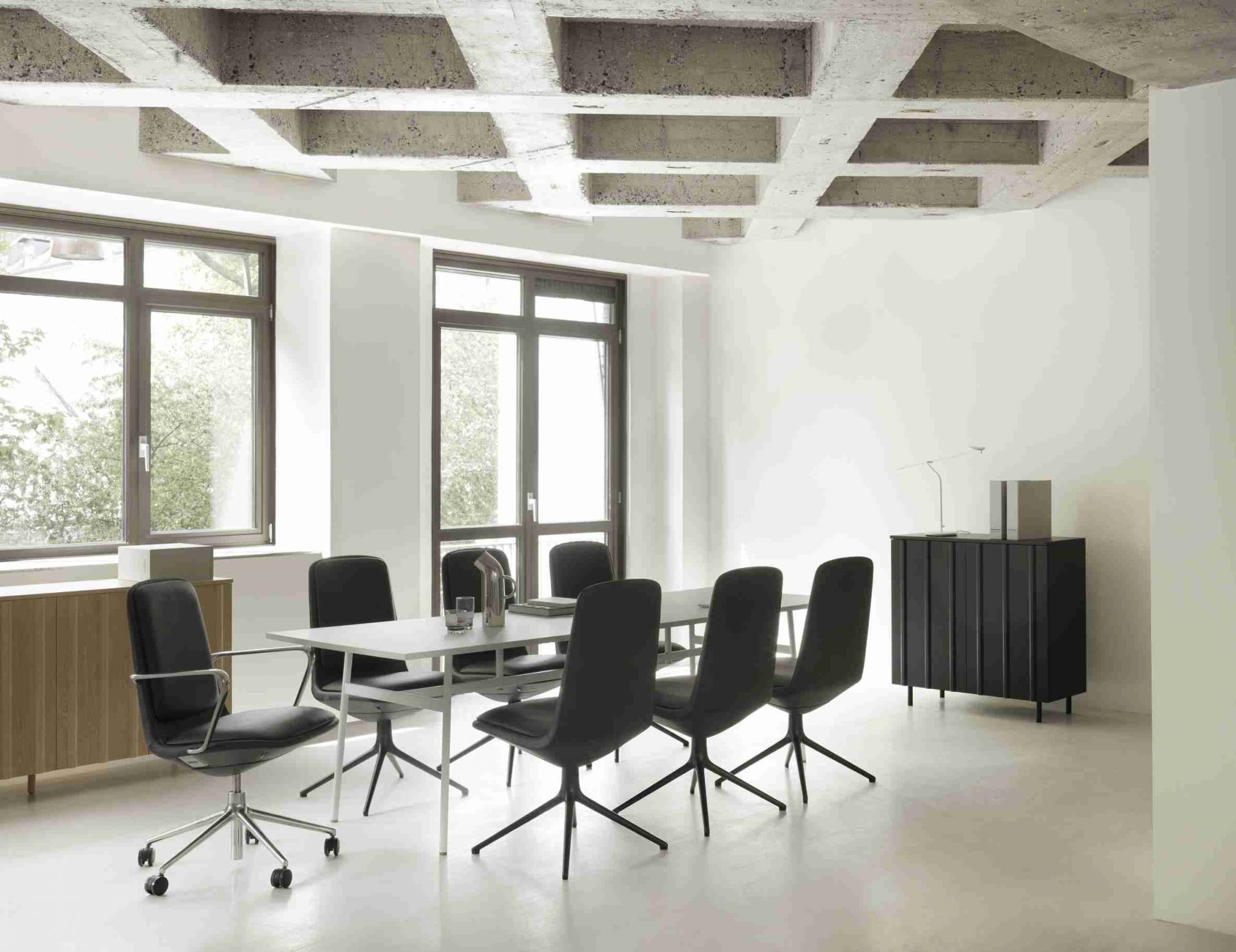 Konferenzraum mit Off Chair Low Stühlen von Normann Copenhagen in Schwarz und Grau.