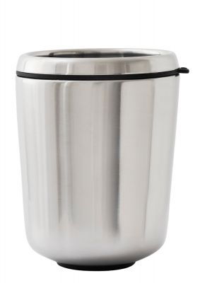 Vipp Zahnbürstenhalter aus Edelstahl, zylindrisch, mit schwarzem Gummiring und schwarzem Fuß für Badezimmer.