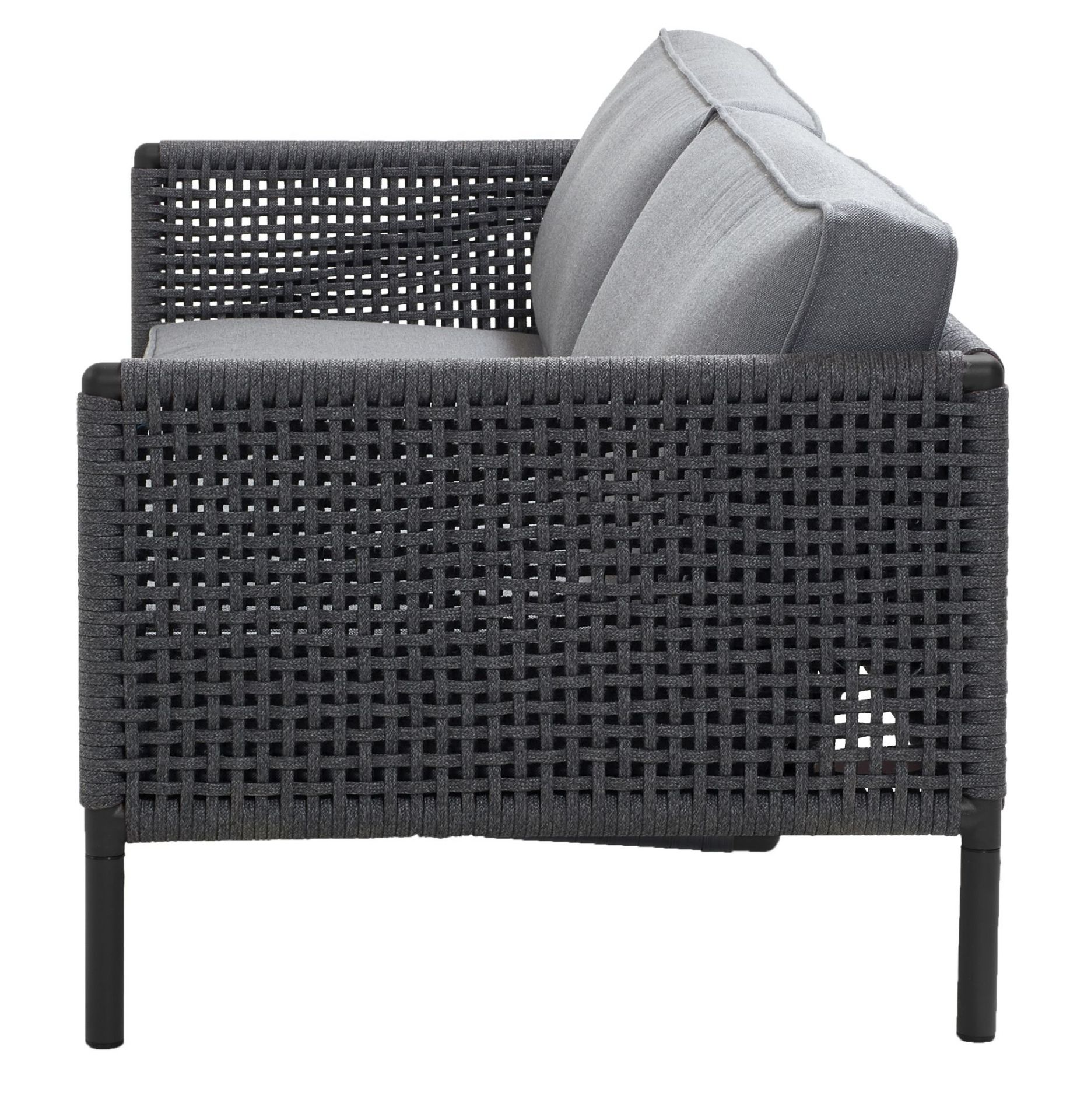Graues Cane-Line Sofa mit AirTouch Kissen, seitliche Ansicht. Gartenmöbel für Terrasse und Balkon.