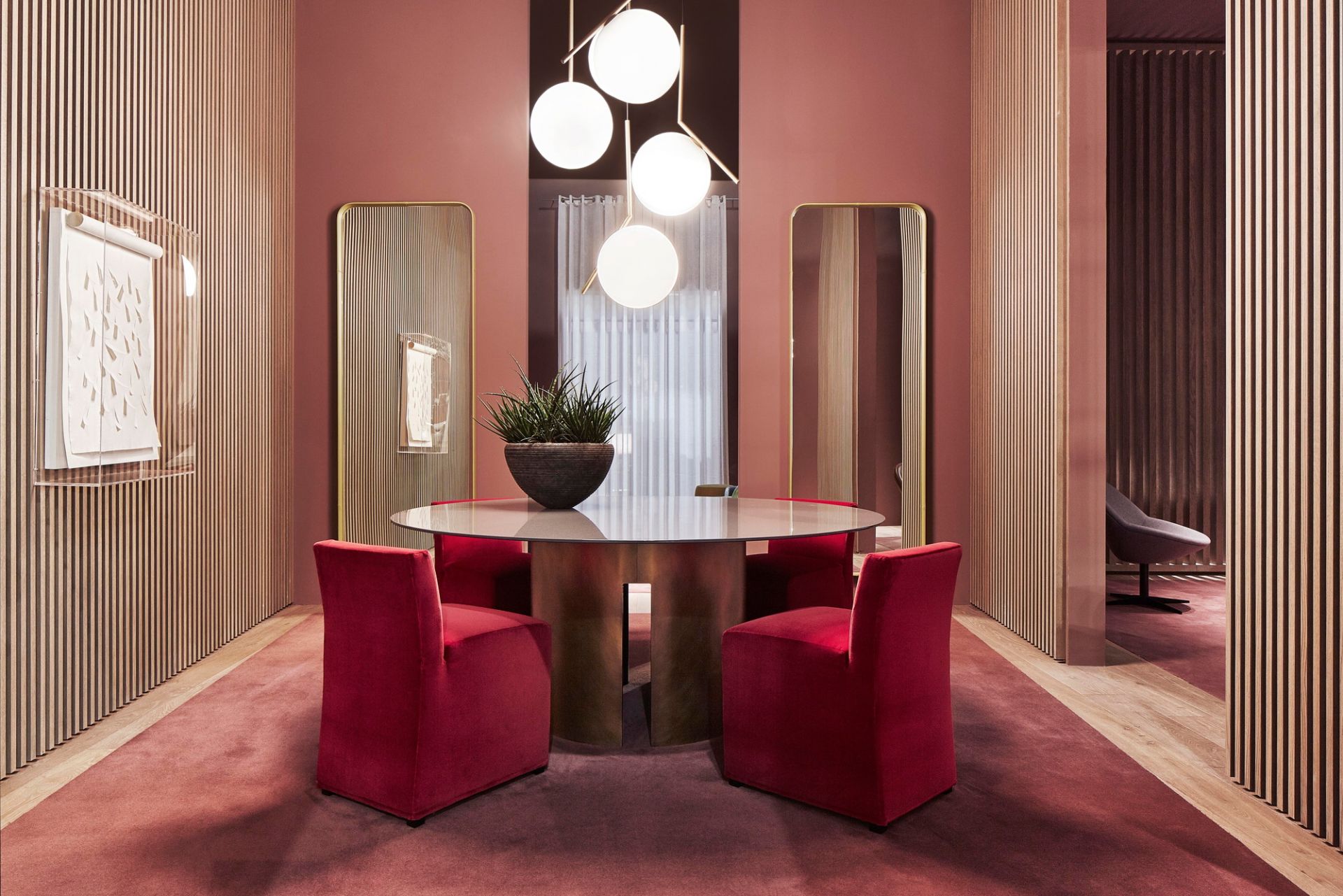 IC Lights Pendelleuchte von Flos über Esstisch mit roten Stühlen in stilvollem Interieur.