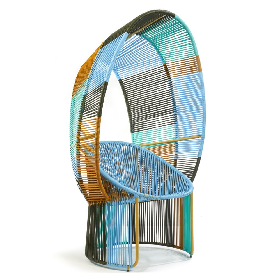 Cartagenas Reina Chair: Moderner Outdoor-Sessel aus farbigem Seilgeflecht, ideal für Garten und Terrasse.