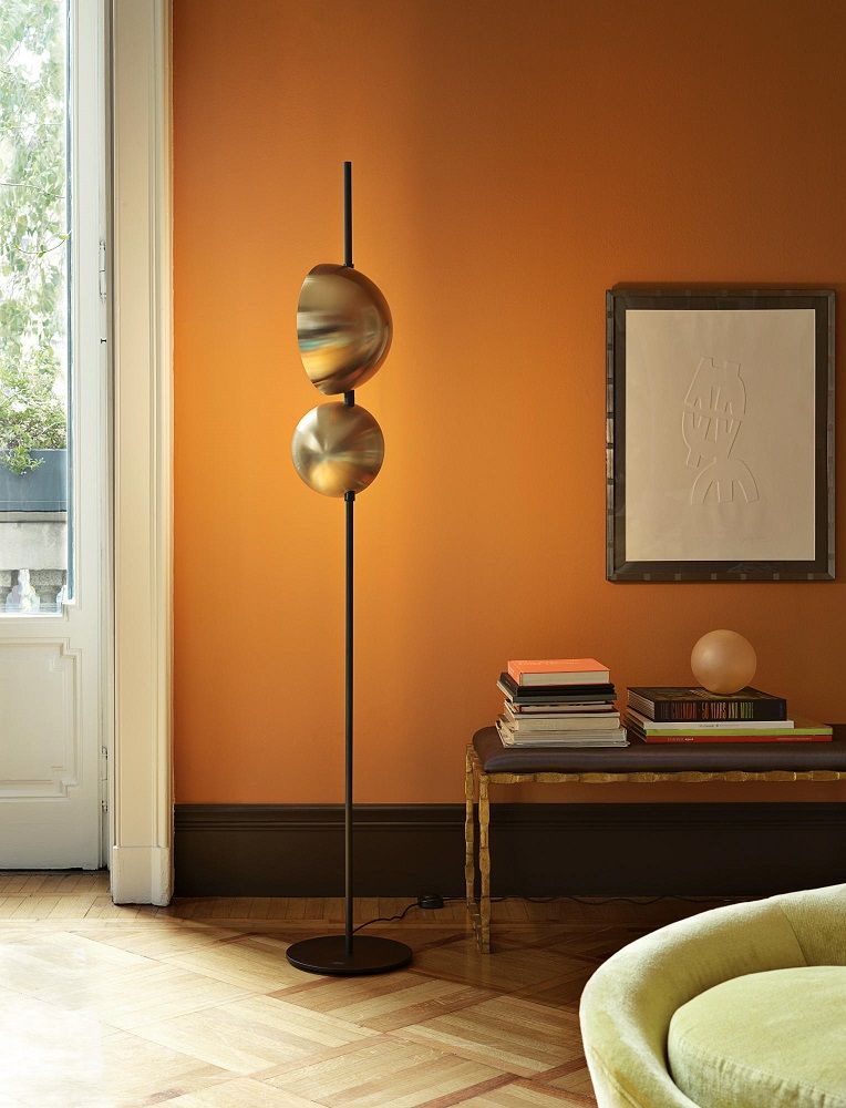 Superluna Stehleuchte von Oluce: Moderne LED-Stehlampe mit zwei goldenen Kugeln im Wohnzimmer.