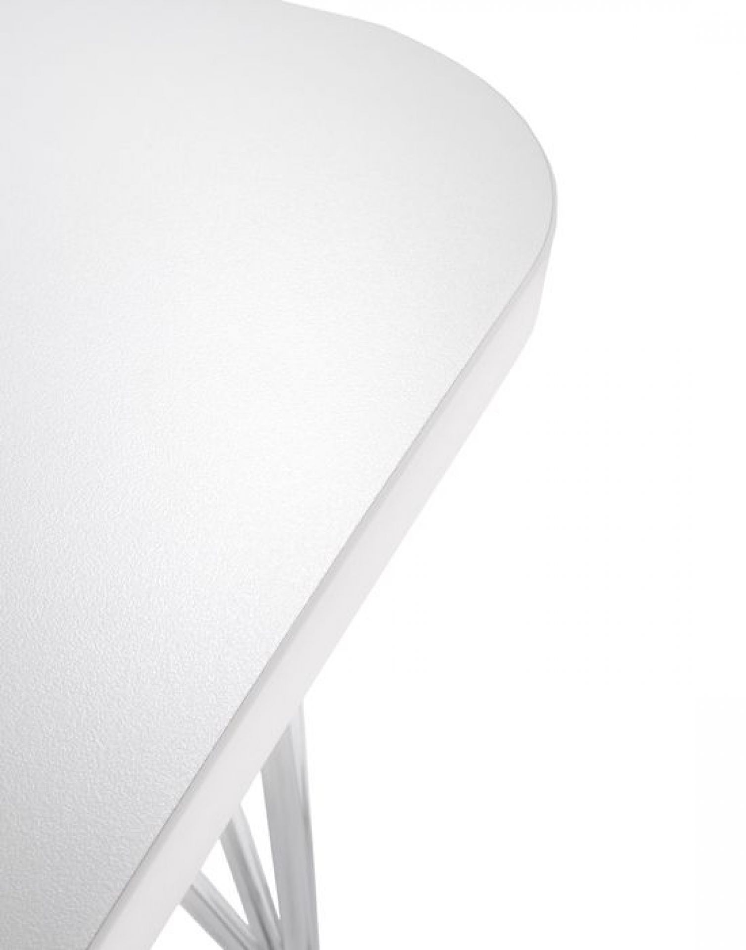 Detailaufnahme: Weiße Tischplatte des Kartell Max Tisches mit silberfarbenem Tischbein.