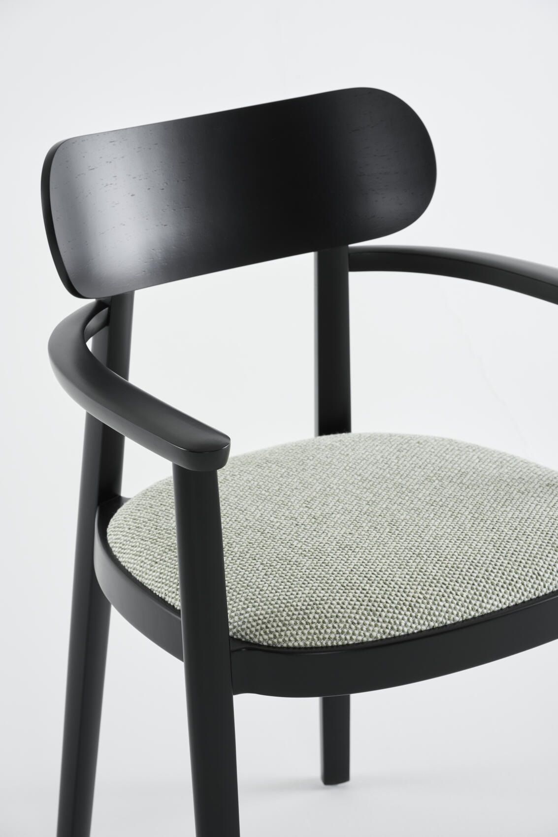 Schwarzer 118 SPFV Holzstuhl mit Armlehnen und hellgrauem Stoffbezug, Thonet Design.