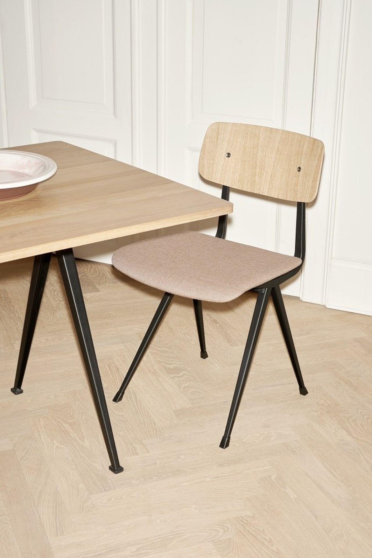 Pyramid Table 02 Esstisch Hay