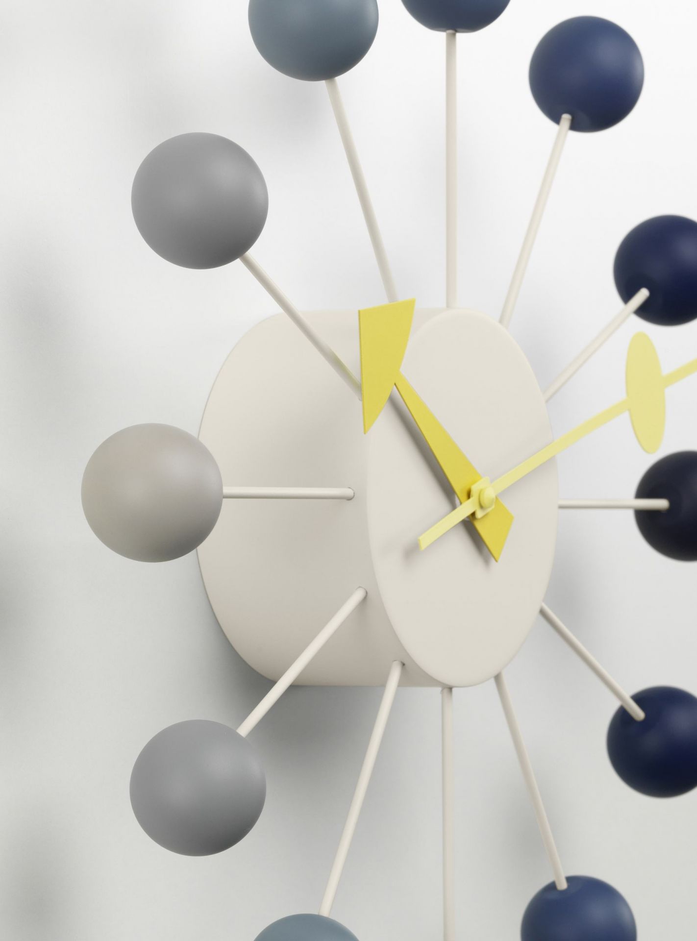 Vitra Ball Clock Wanduhr Limited Edition Dusk mit bunten Kugeln und gelben Zeigern.