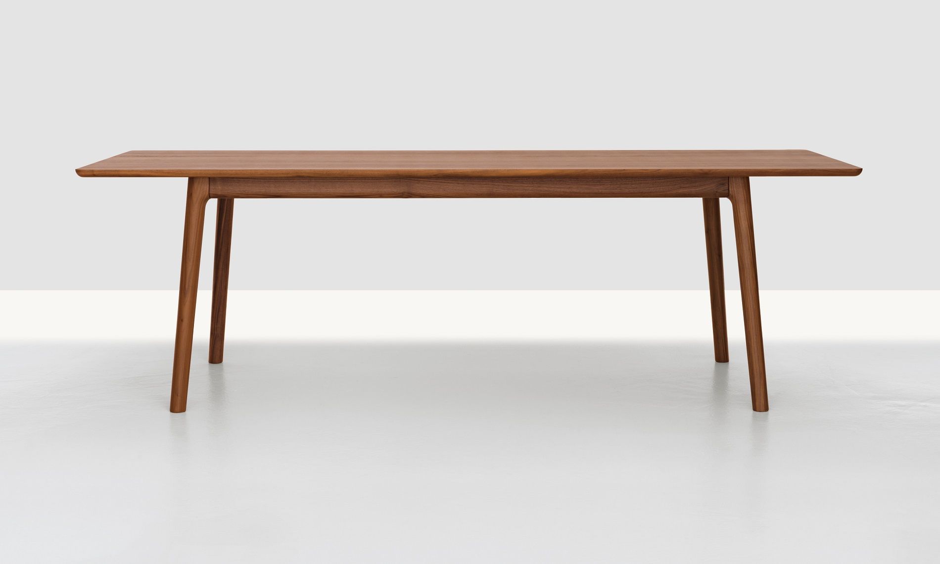 E8 Tisch aus Massivholz, Esstisch im Zeitraum Design mit schlichter, zeitloser Form.