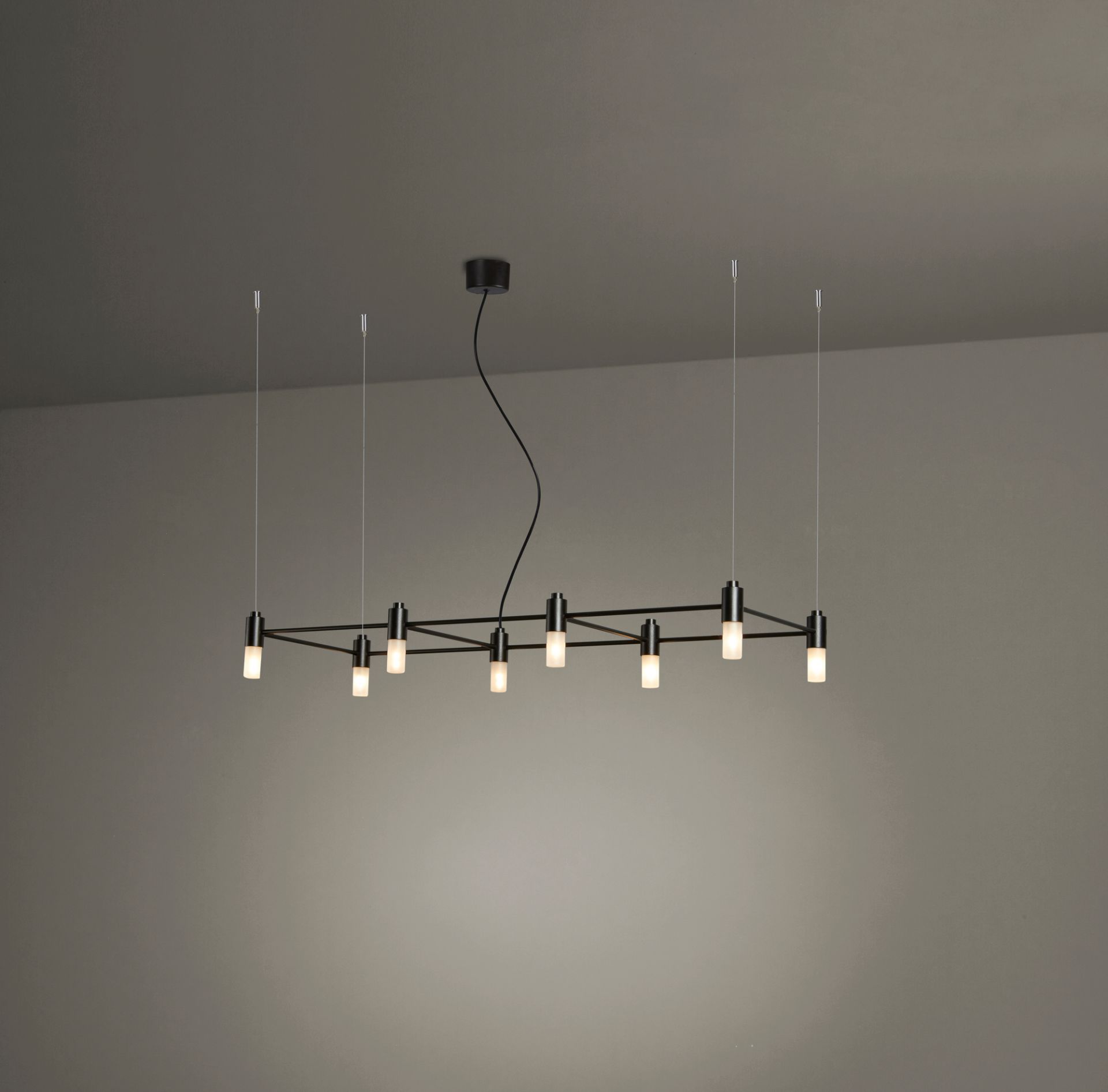 Schwarze Quadrante Pendelleuchte von Tooy mit acht zylindrischen Leuchten an einem rechteckigen Rahmen.