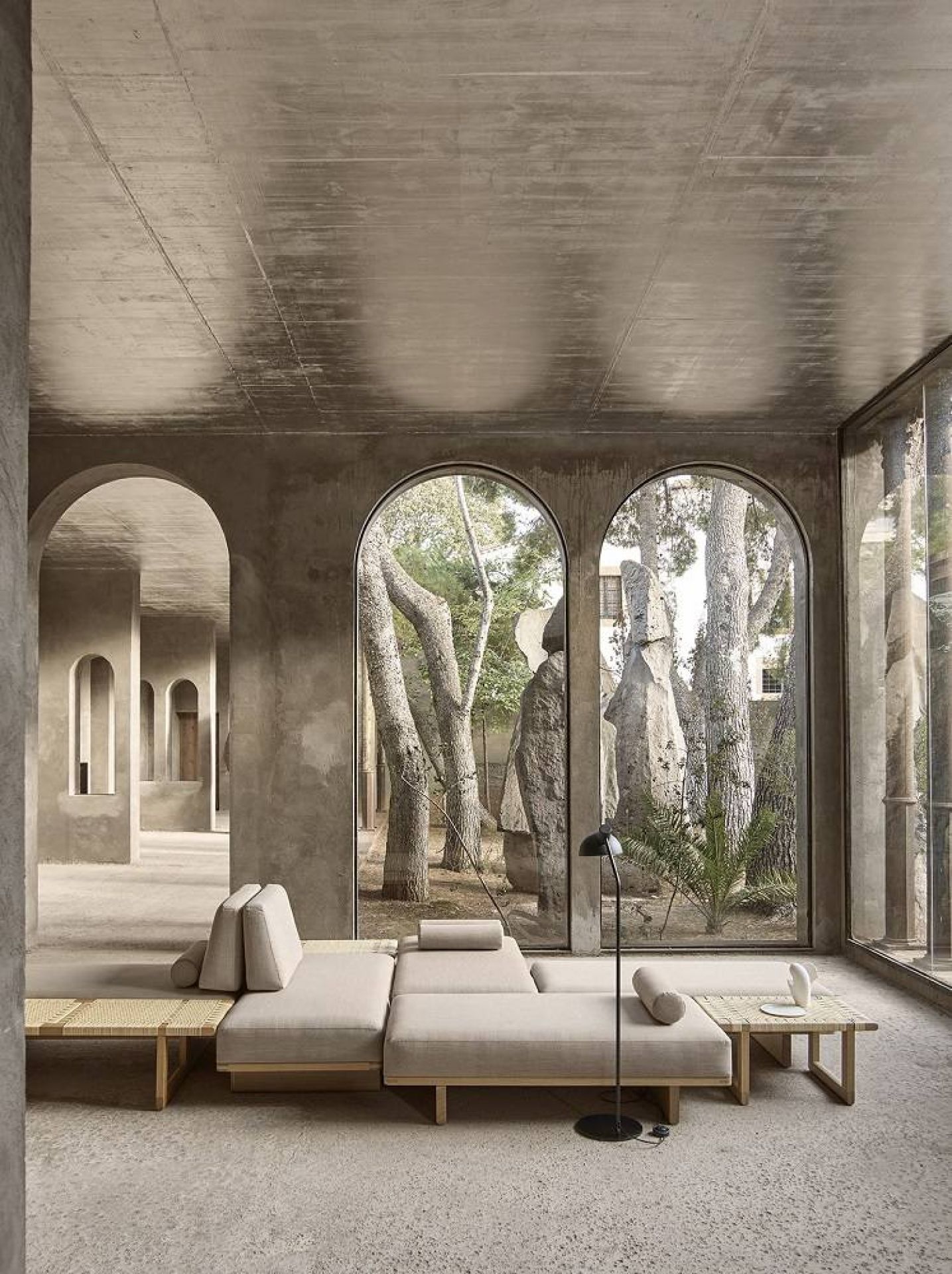 Beige Borge Mogensen BM0488S ischbank klein von Carl Hansen & Søn in modernem Wohnraum.