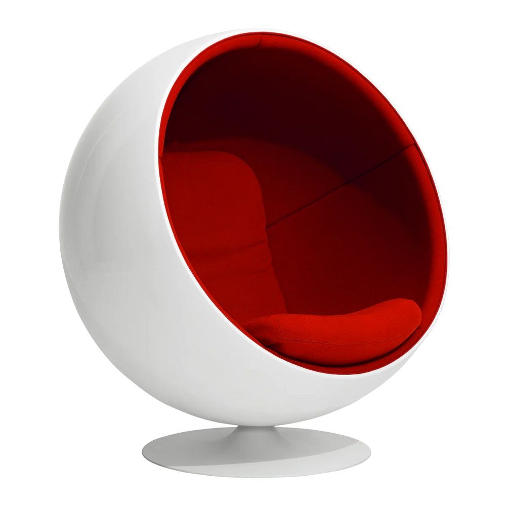 Weißer Ball Chair Sessel mit roter Innenausstattung, ein Designklassiker für modernes Wohnen.