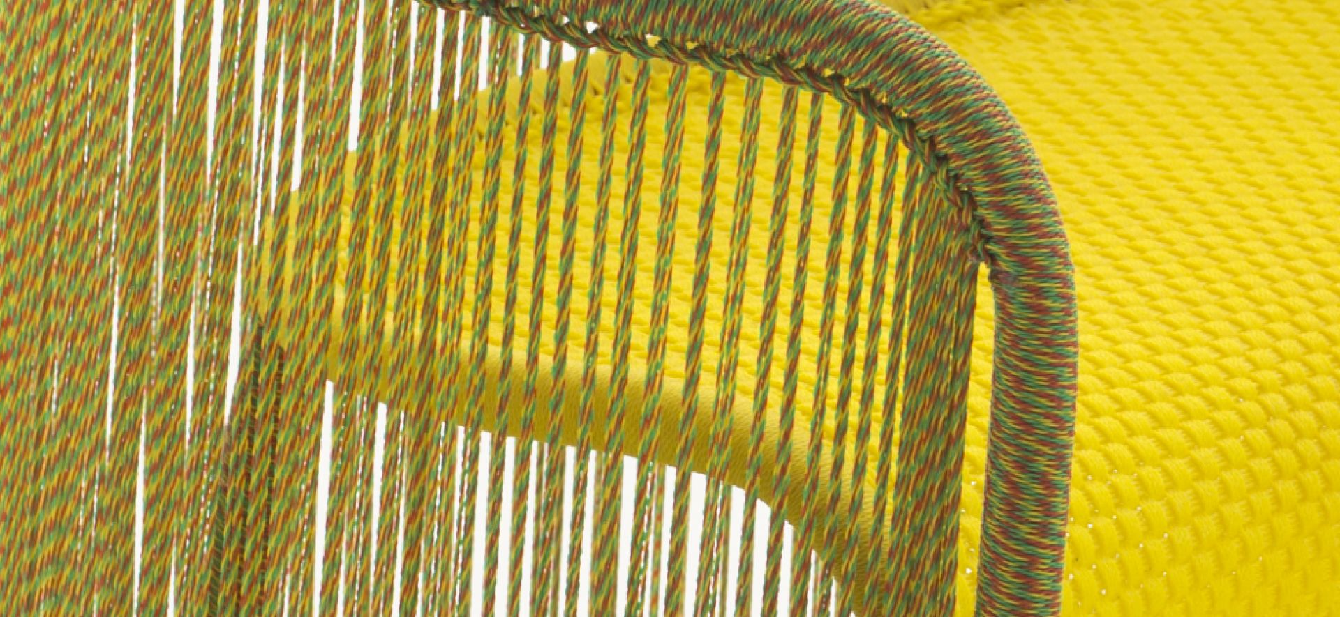 Detailaufnahme des Husk S Hockers von Moroso, gelbes Sitzkissen und bunte Kordel-Umrandung.