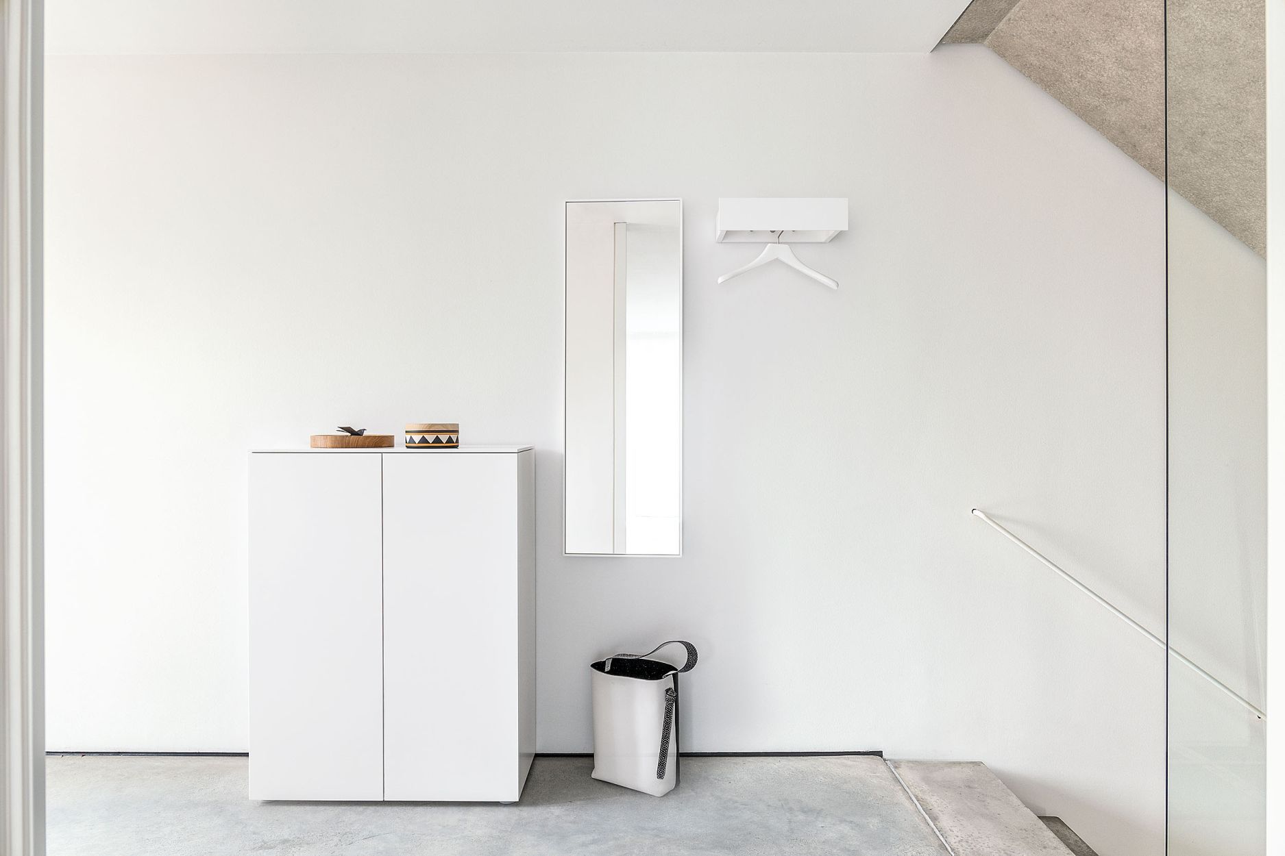 Helles Entree mit Schönbuch Urban Wandgarderobe, Spiegel, Schuhschrank und Ablage mit Kleiderbügel.