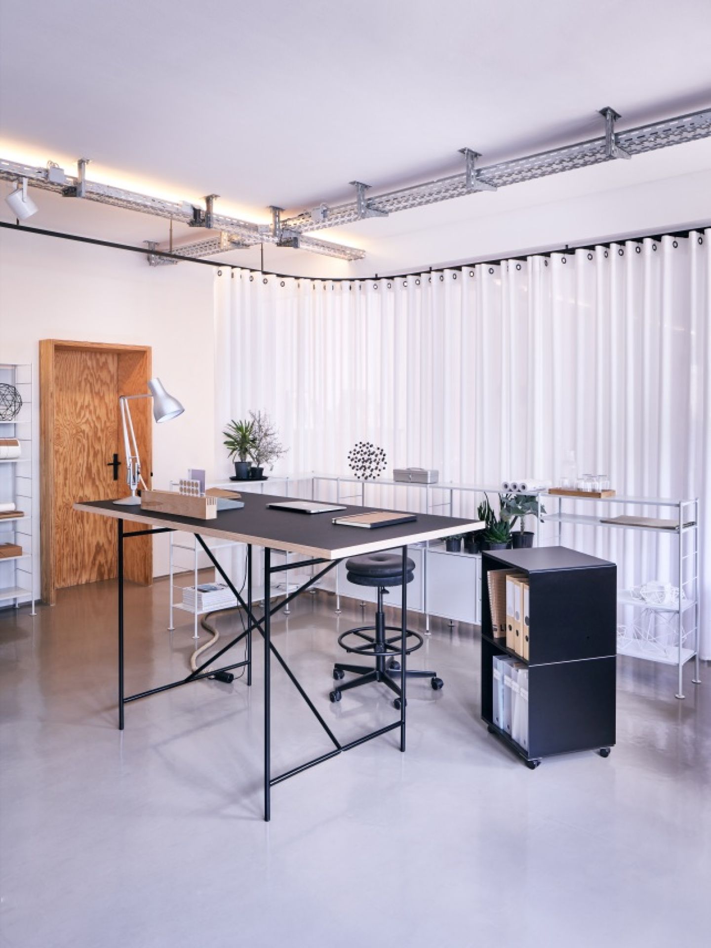 Moderner Milla Stehtisch von Richard Lampert, 140x80 cm, mit schwarzer Tischplatte und schwarzem Gestell.