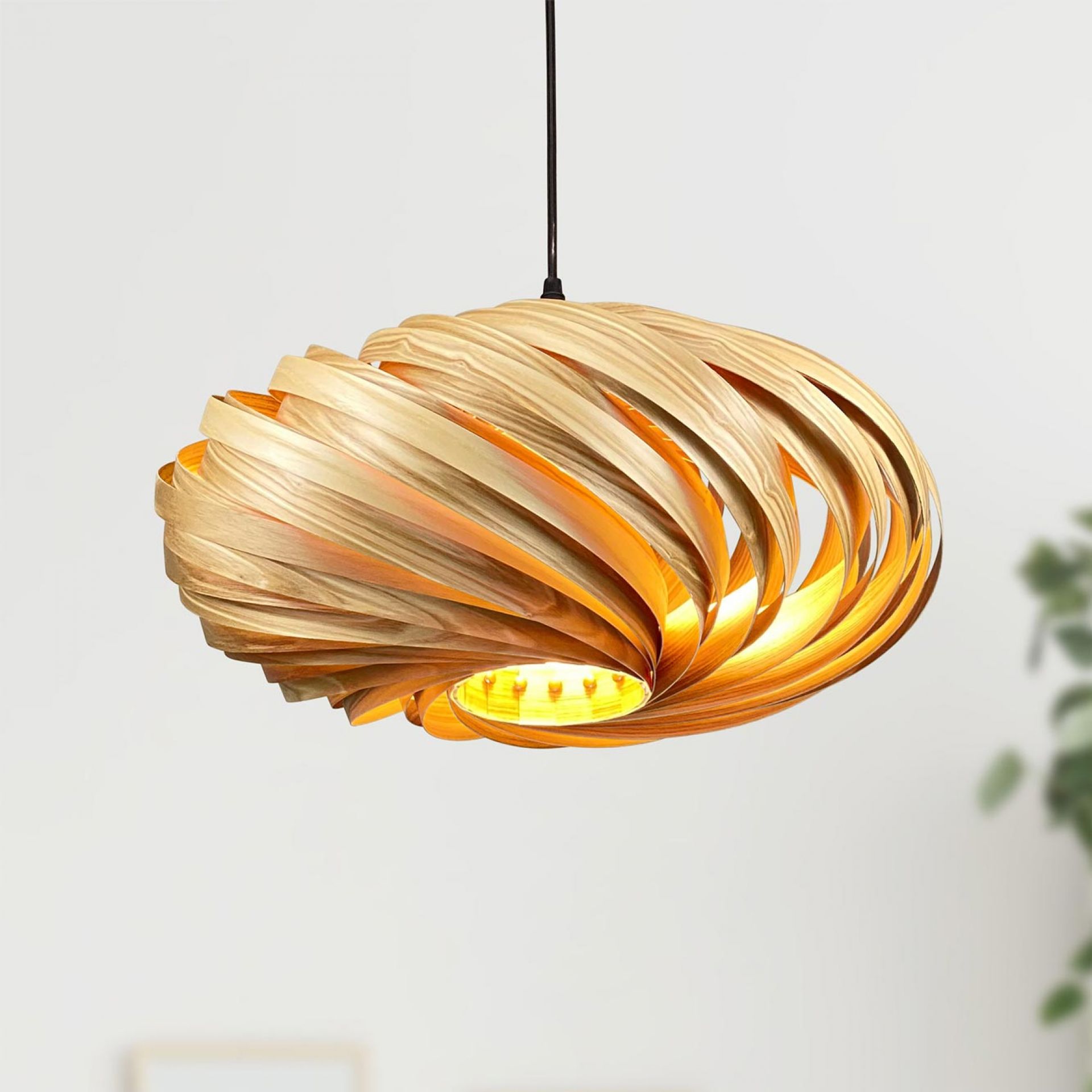 Veneria Hängeleuchte aus Olivesche, moderne Holzlampe mit warmem Licht für Wohnzimmer und Essbereich.