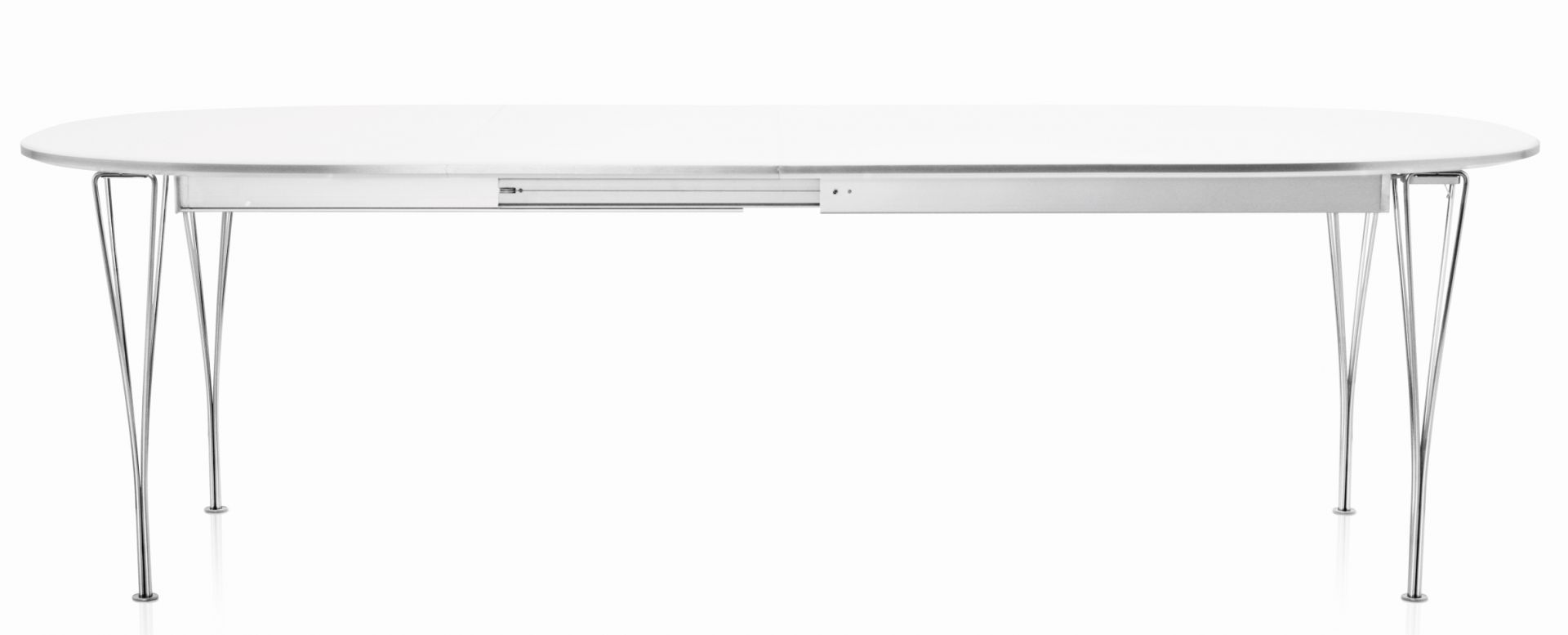 Fritz Hansen Super Elliptisch Ausziehtisch mit weißer Tischplatte und verchromten Beinen, ausgefahren.