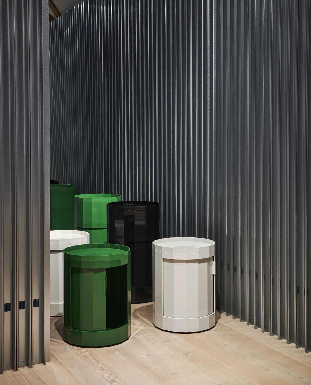 Mehrere Hay Facet Cabinet Low Stauraum Möbel in Grün, Schwarz und Weiß auf Holzboden.