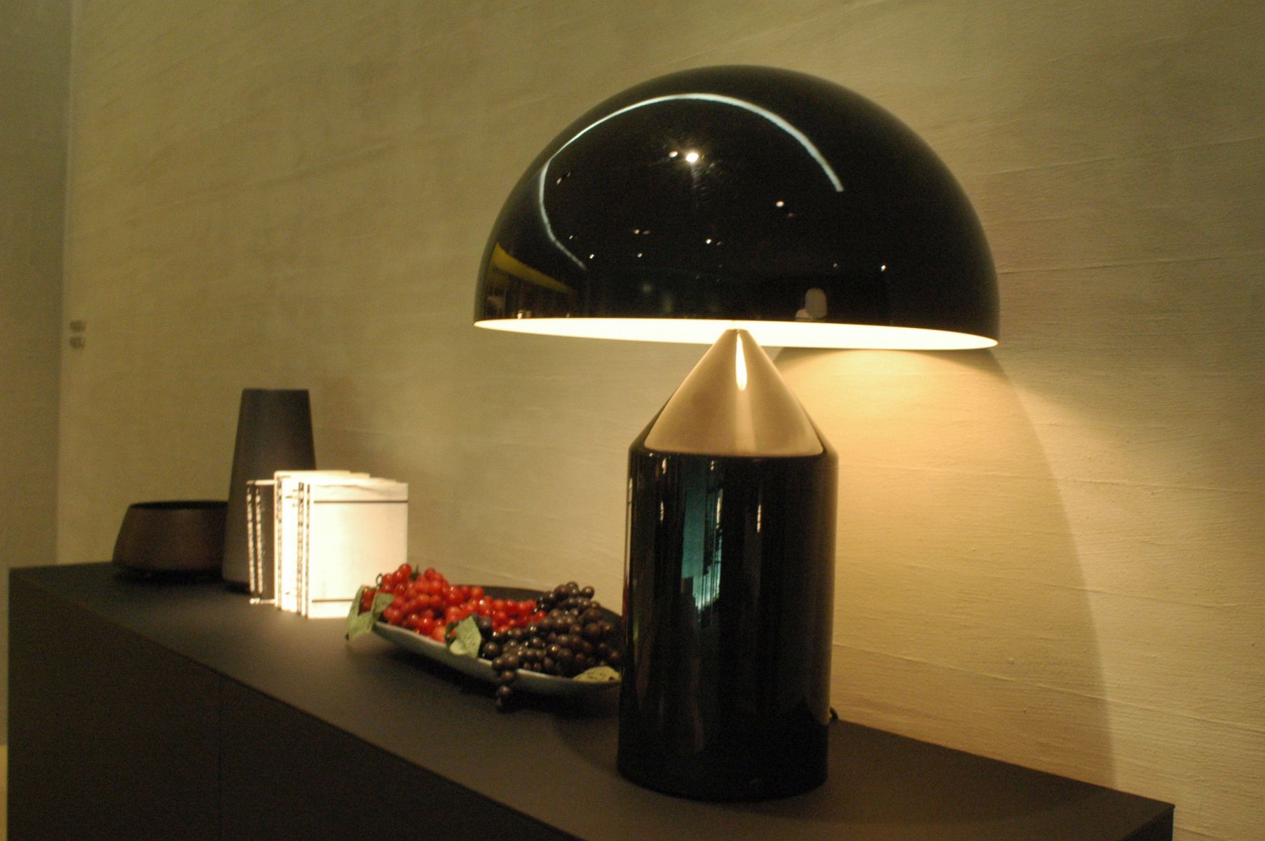 Schwarze Atollo Tischleuchte von Oluce, ikonisches Designobjekt für moderne Wohnräume. Aluminiumlampe mit warmem Licht.