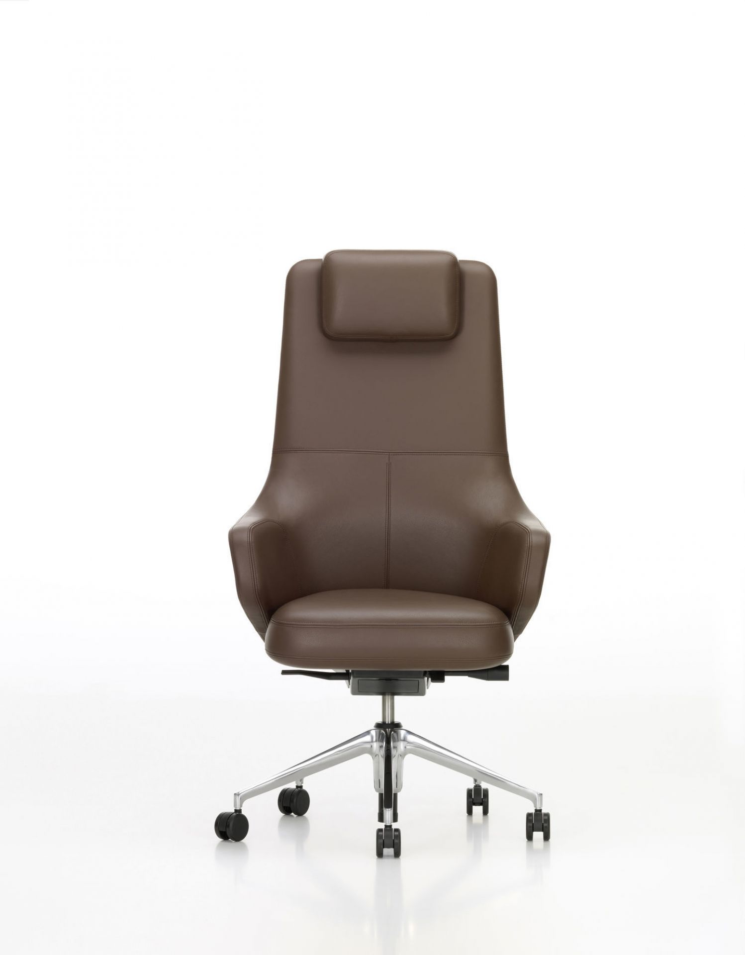 Brauner Grand Executive Highback Bürostuhl von Vitra mit Kopfstütze und Chromfußkreuz.