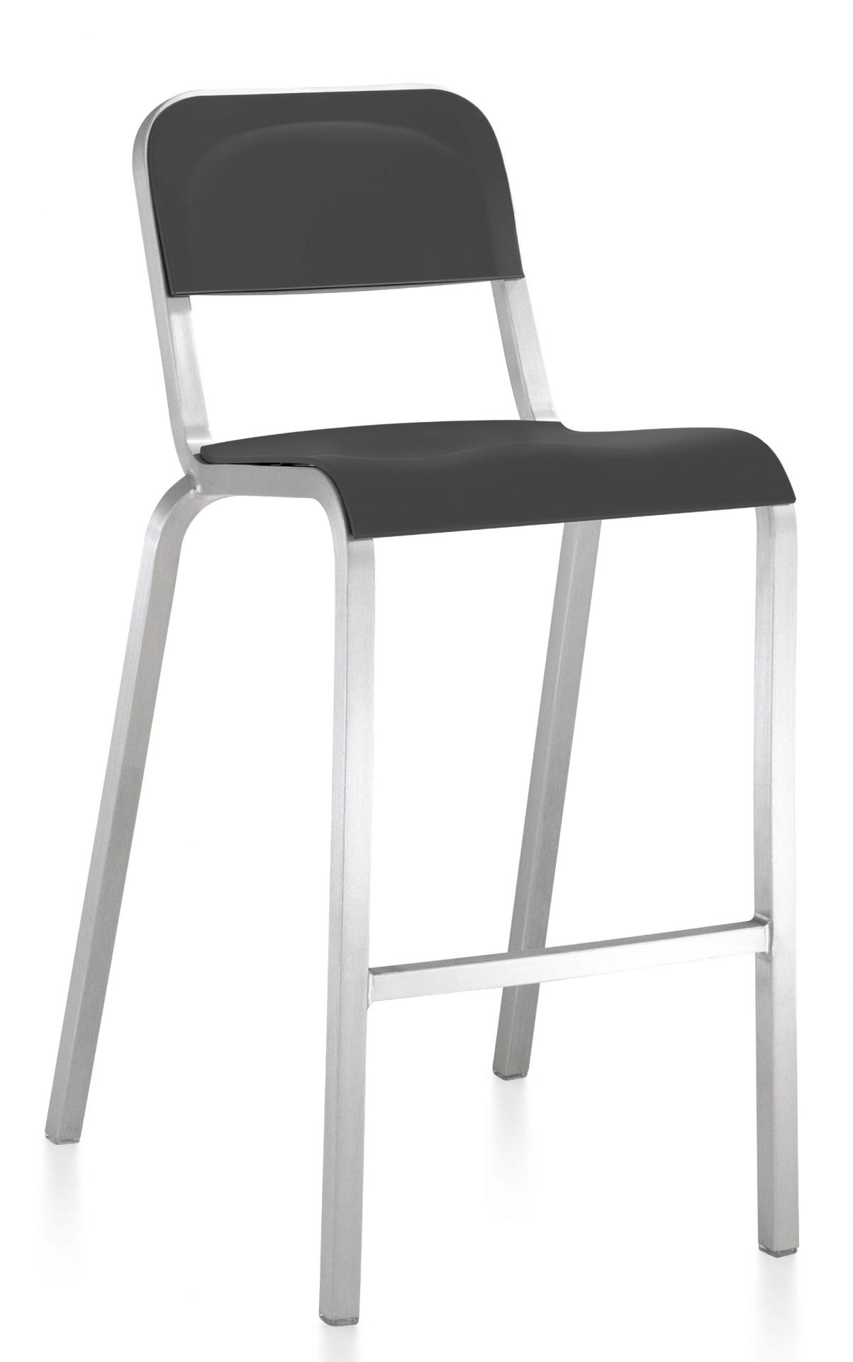 Emeco 1951 Barhocker aus gebürstetem Aluminium mit schwarzer Sitzfläche und Rückenlehne. Zeitloses Design.