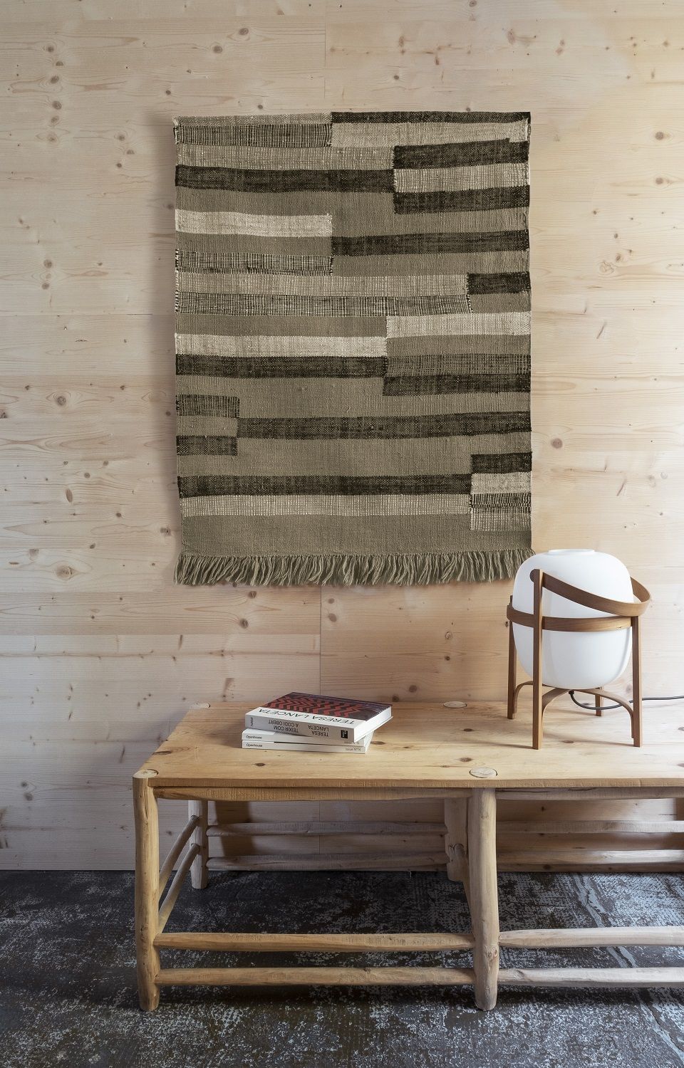 Nanimarquina Improvisation Tapestry: Wandteppich mit horizontalen Streifen in Braun- und Beigetönen, Fransen am unteren Rand.