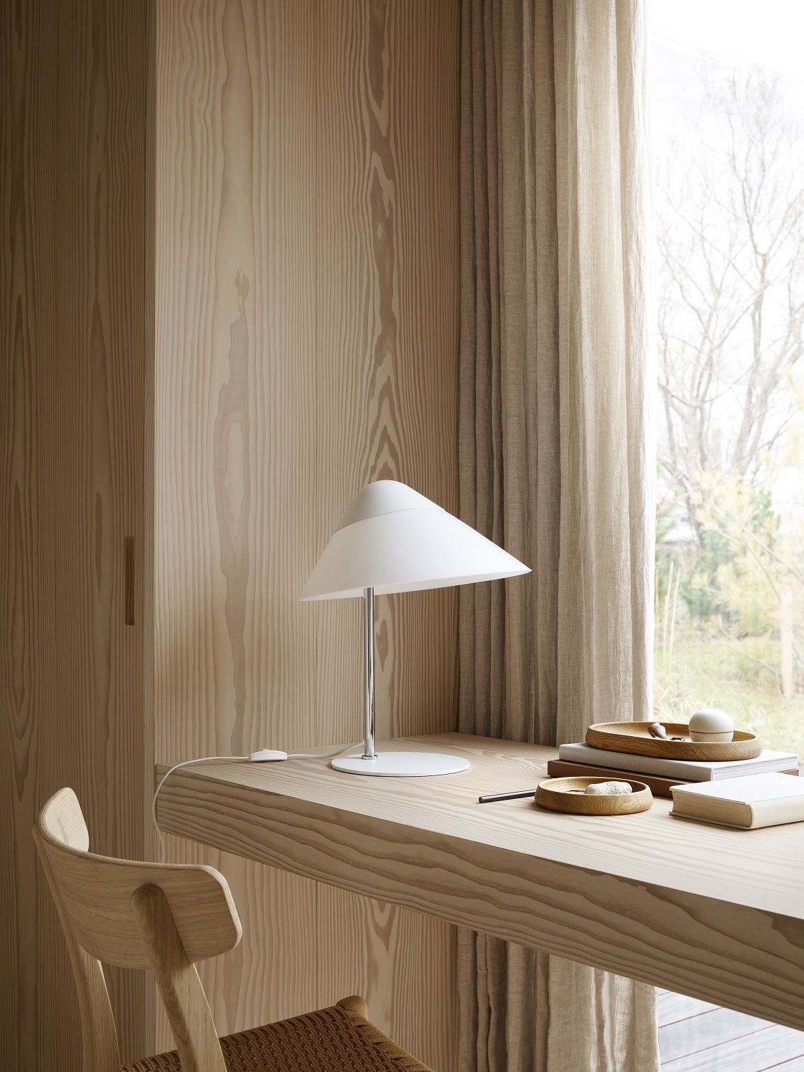 Helle HJW01 Opala Tischleuchte Mini von Carl Hansen & Søn auf einem Holzschreibtisch.