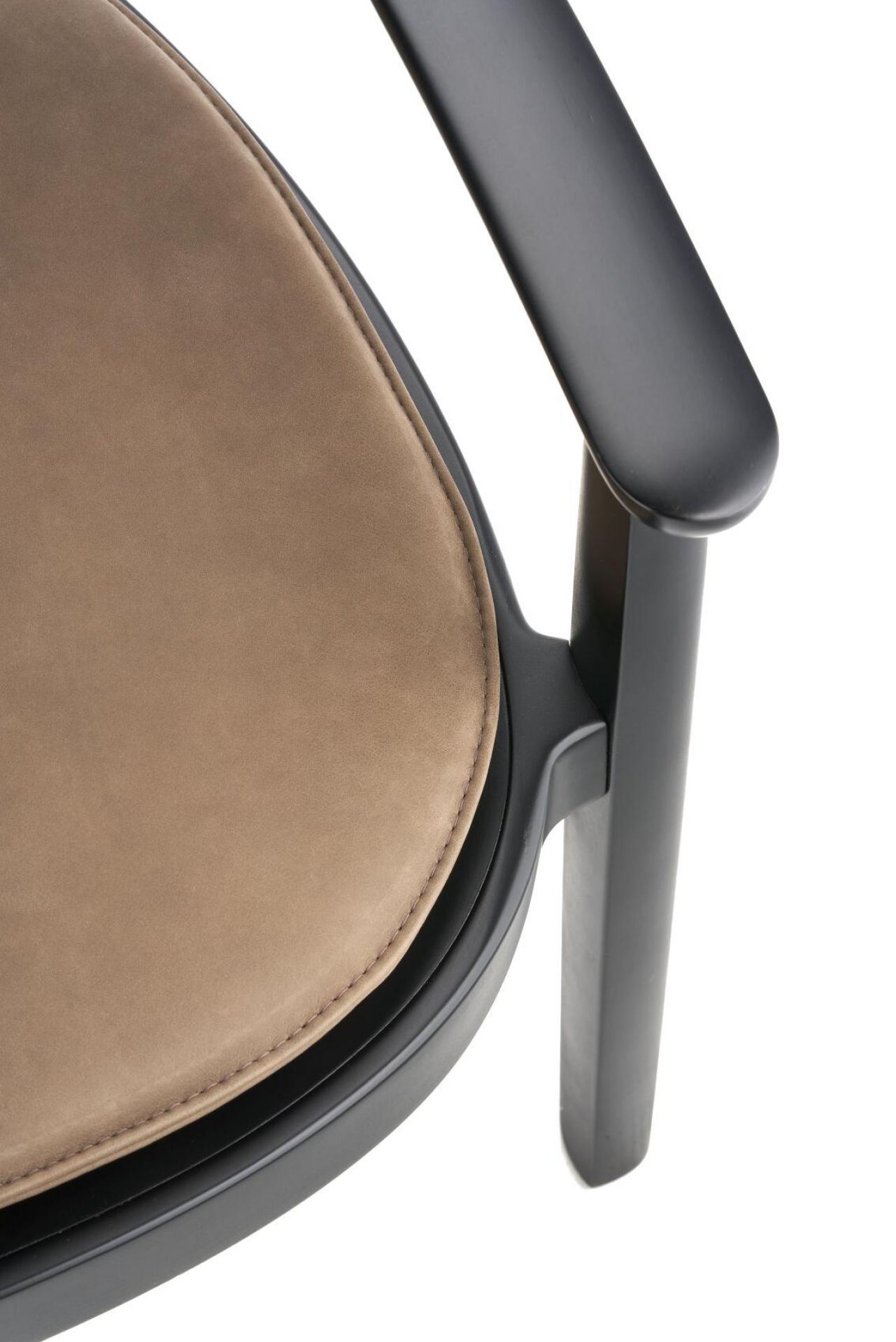 Detailaufnahme: Braune Polsterauflage für Thonet Holzsessel, Modell 119 PA, mit schwarzem Holzrahmen.