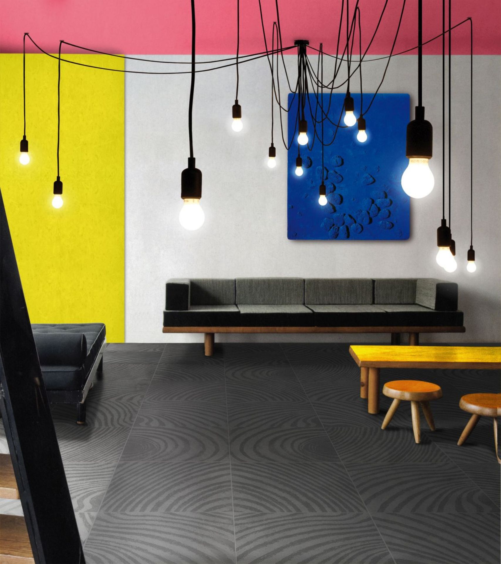 Wohnzimmer mit Seletti Maman Pendelleuchte: Schwarze Kabel und Glühbirnen hängen von der Decke.