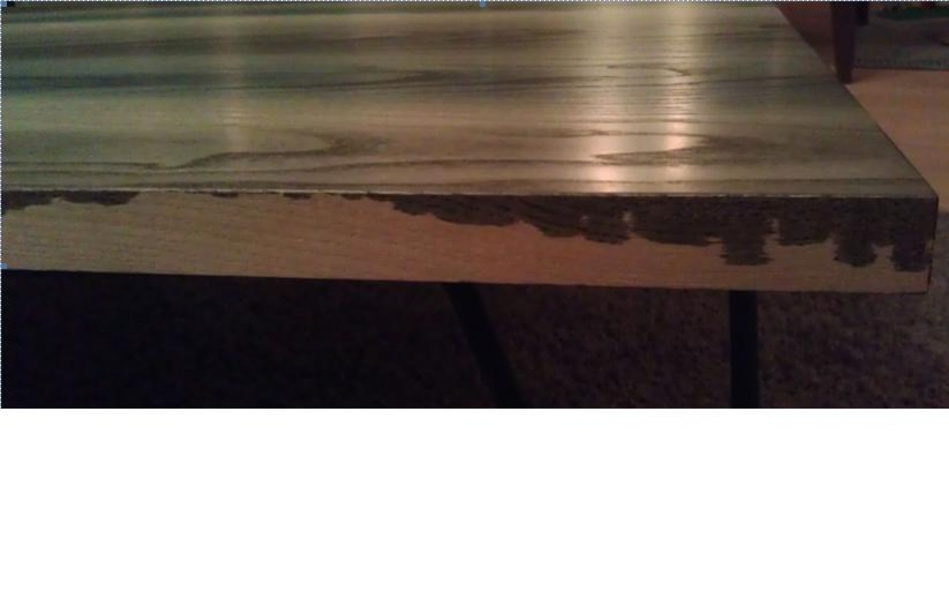 Detailansicht: Overdyed Table Tisch von Moroso Diesel mit einzigartiger Holzmaserung und dunkler Kante.