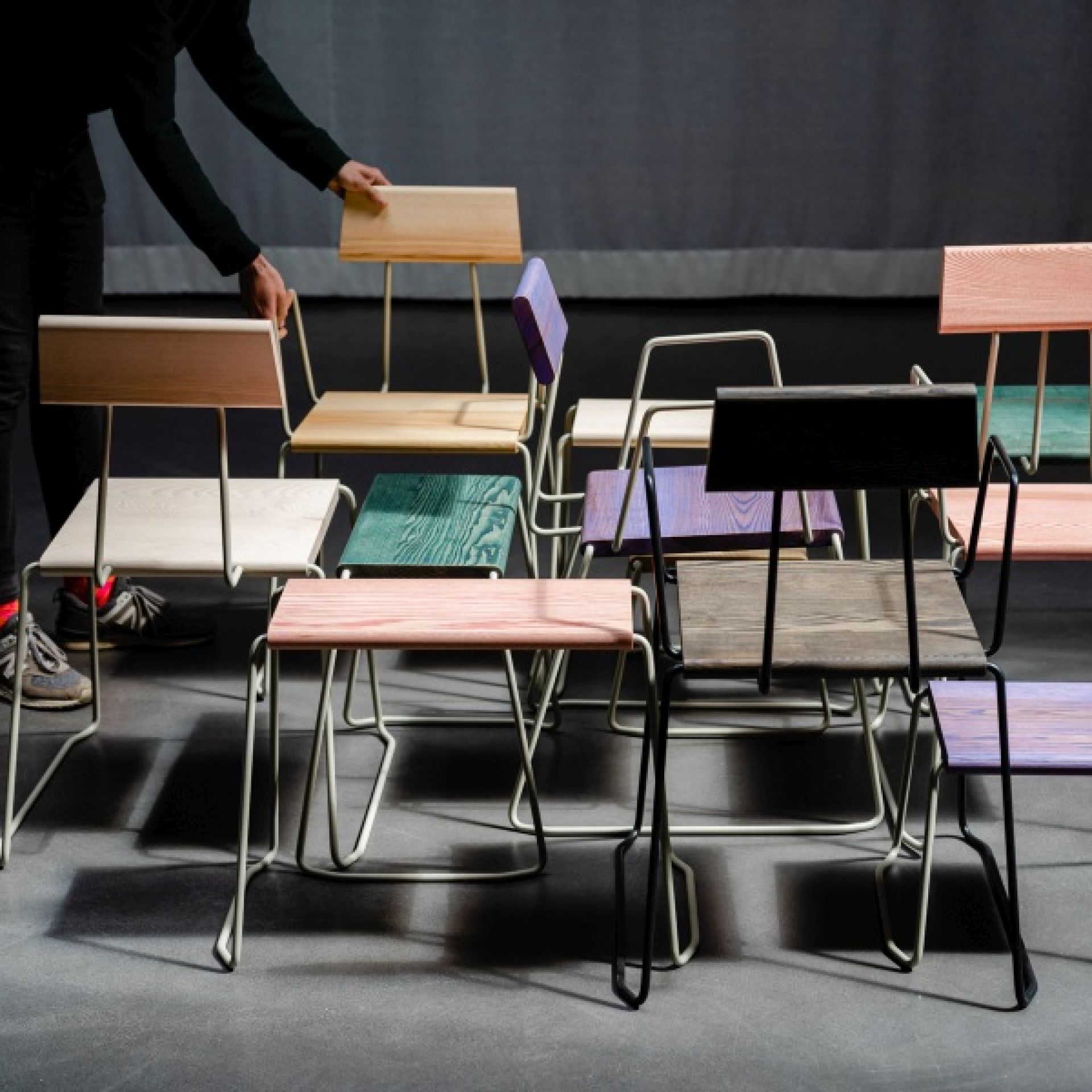 Mehrere D:006 Stühle von Fuchs & Habicht in verschiedenen Farben und mit Armlehnen.