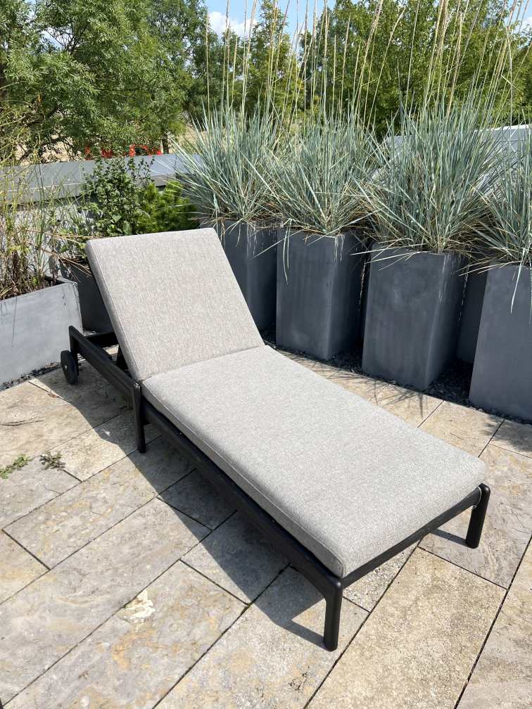 Jack Outdoor verstellbare Liege Teak schwarz lackiert inklusive Kissen Ethnicraft AUSSTELLUNGSSTÜCK