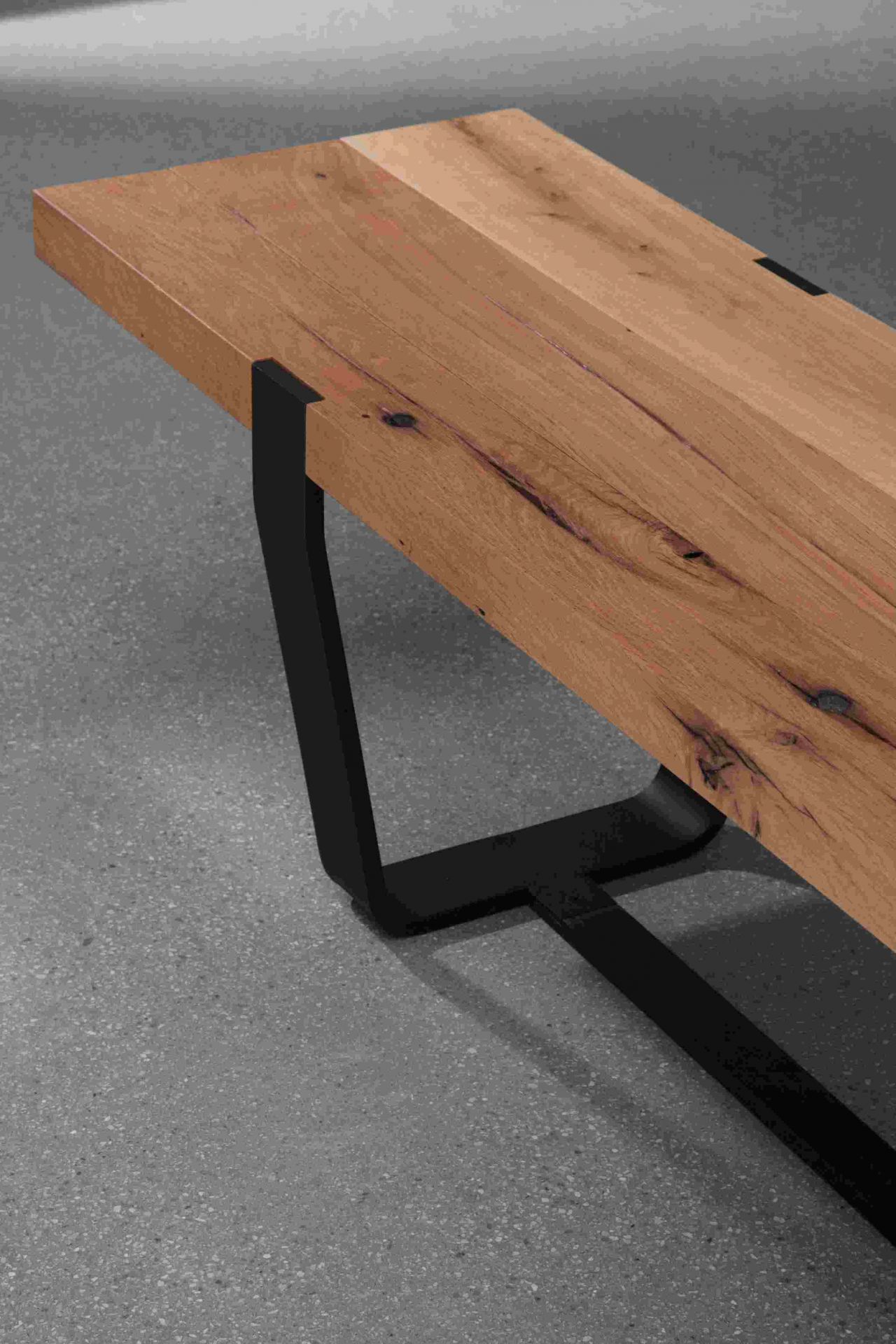 BB 12 Clamp Bank von Janua: Moderne Eichenbank mit schwarzem Stahlgestell für Esszimmer.