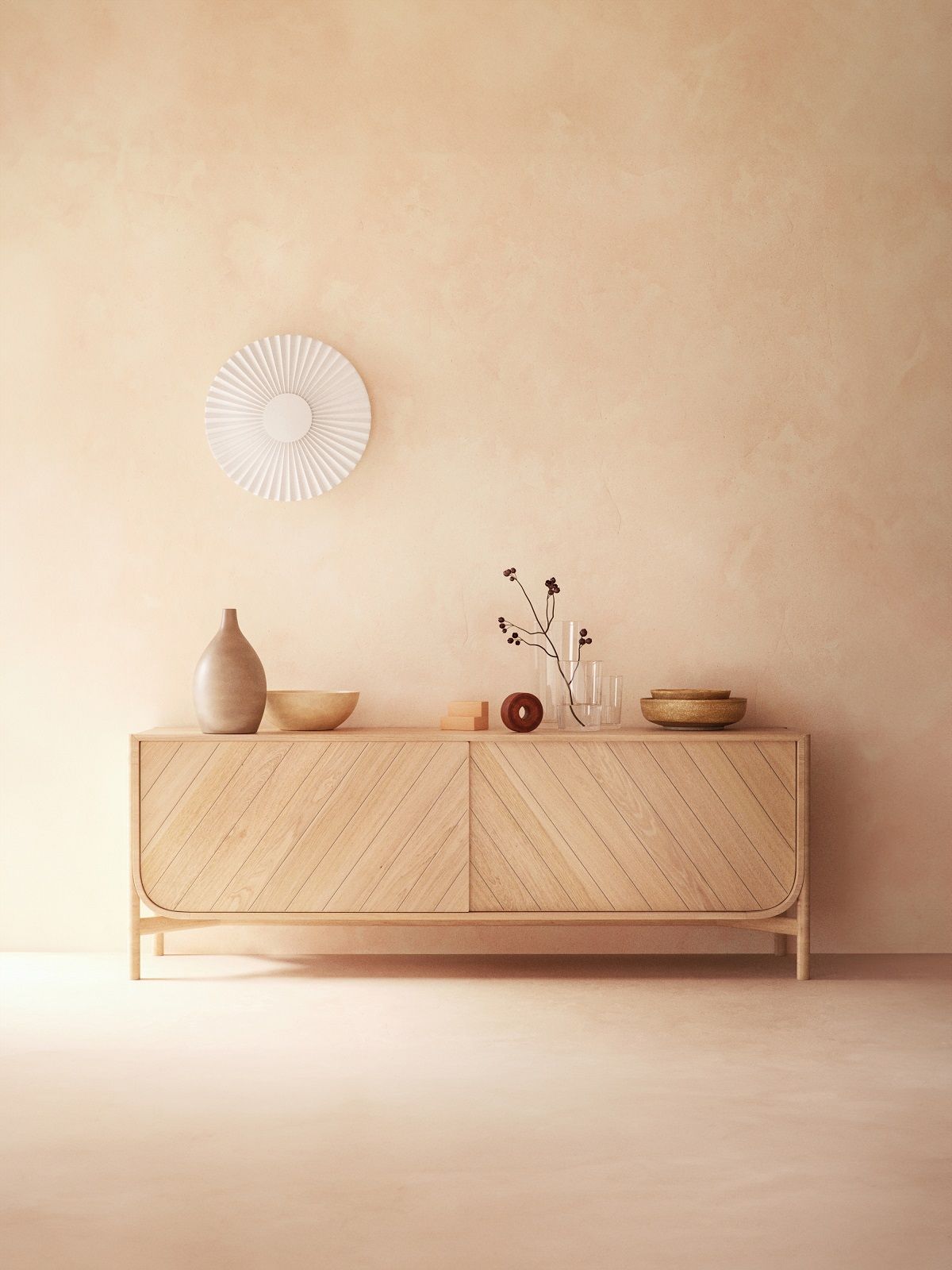 Marius Sideboard von Hartô: Modernes Holz Sideboard mit schrägem Muster und Dekoration.