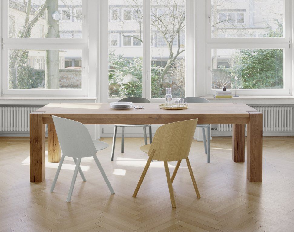 TA04 Bigfoot Tisch e15 aus Massivholz, Esstisch mit Stühlen in hellem Raum.